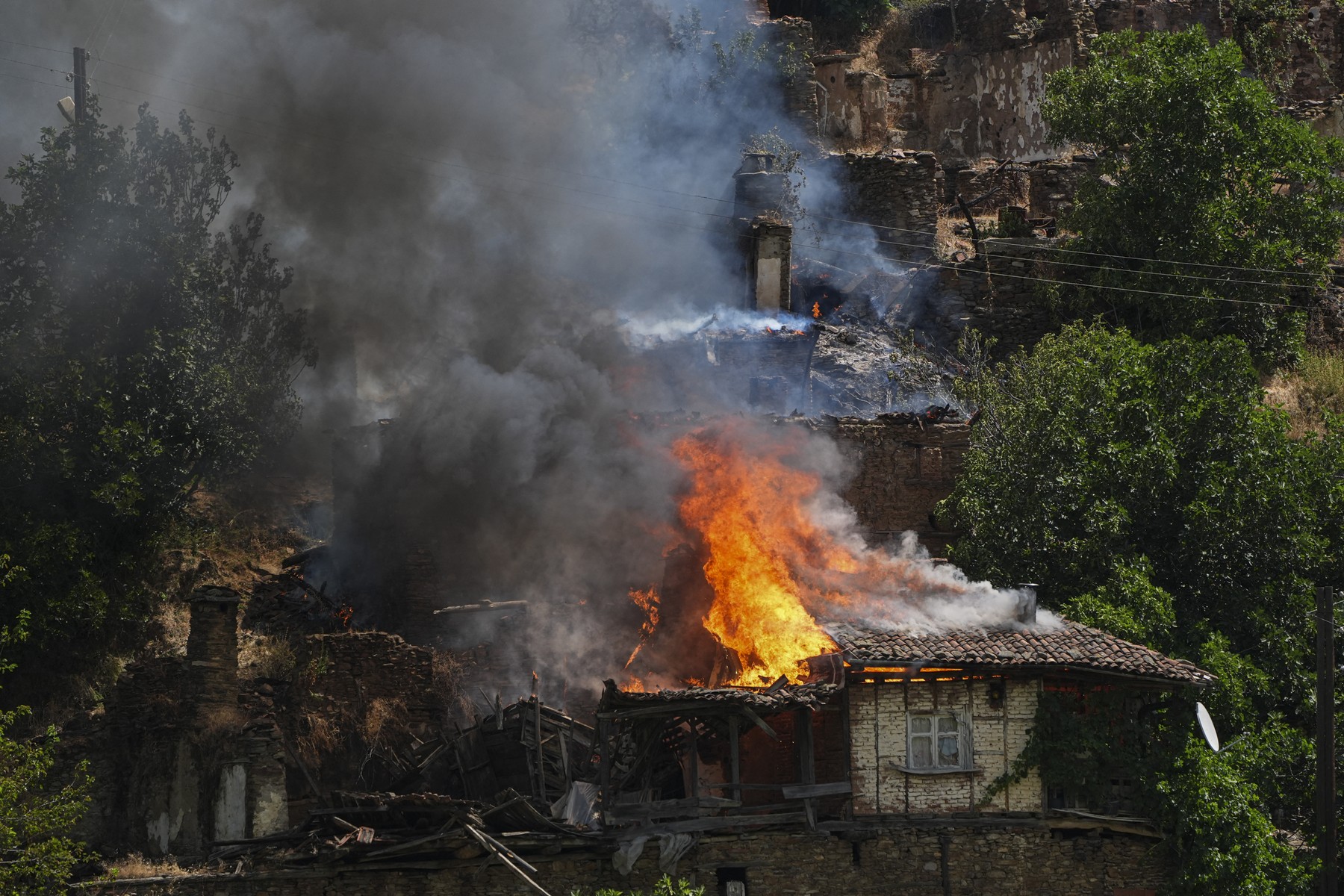 V turškem okrožju Odemis divja gozdni požar
