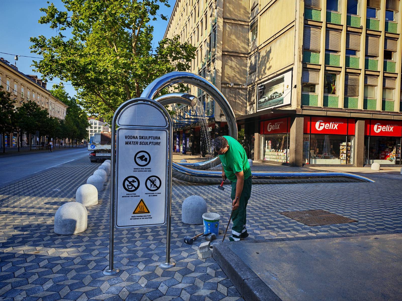 znak pred vodno fontano, Ljubljana