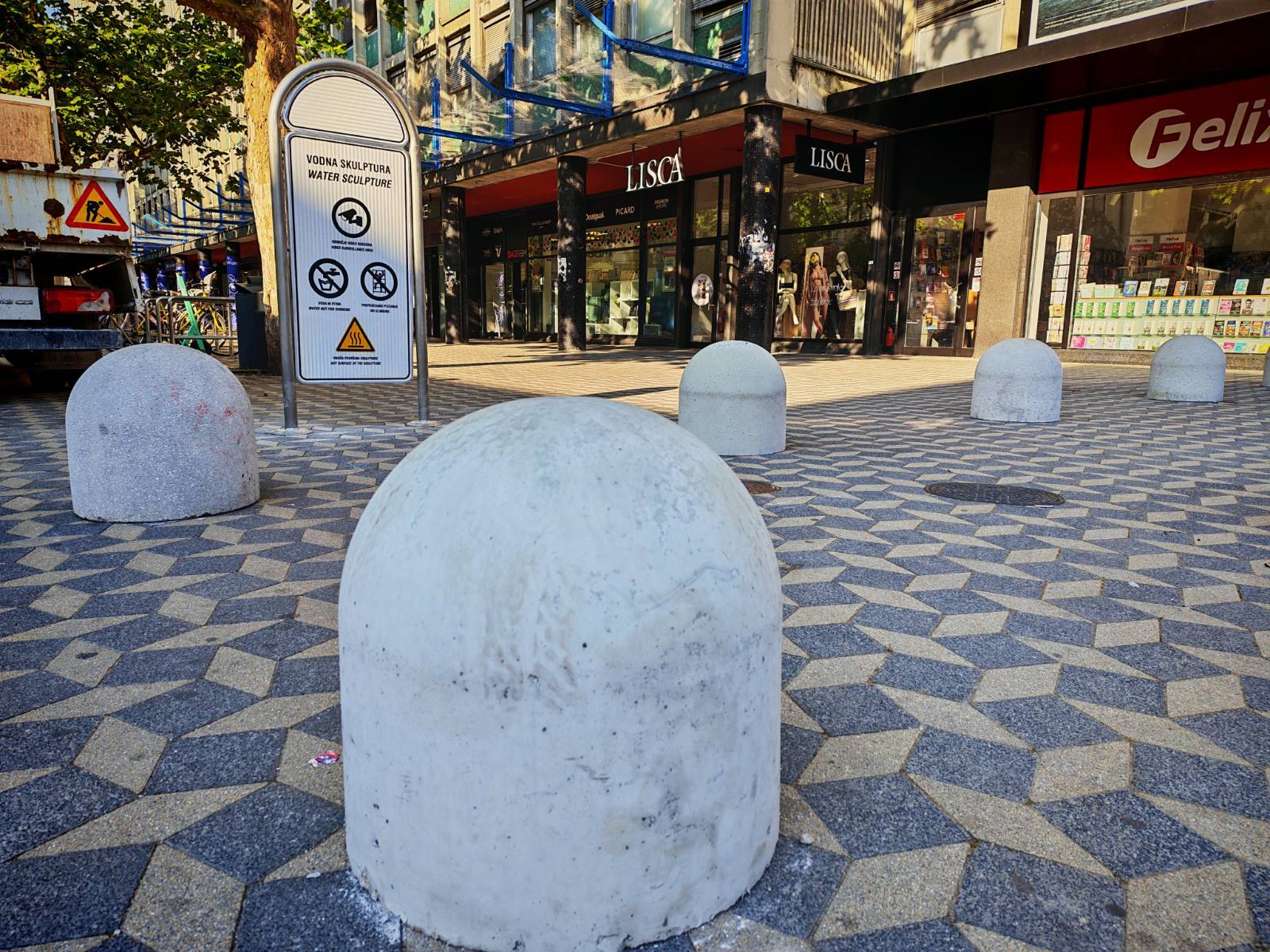 betonske ovire, vodna fontana, Ljubljana