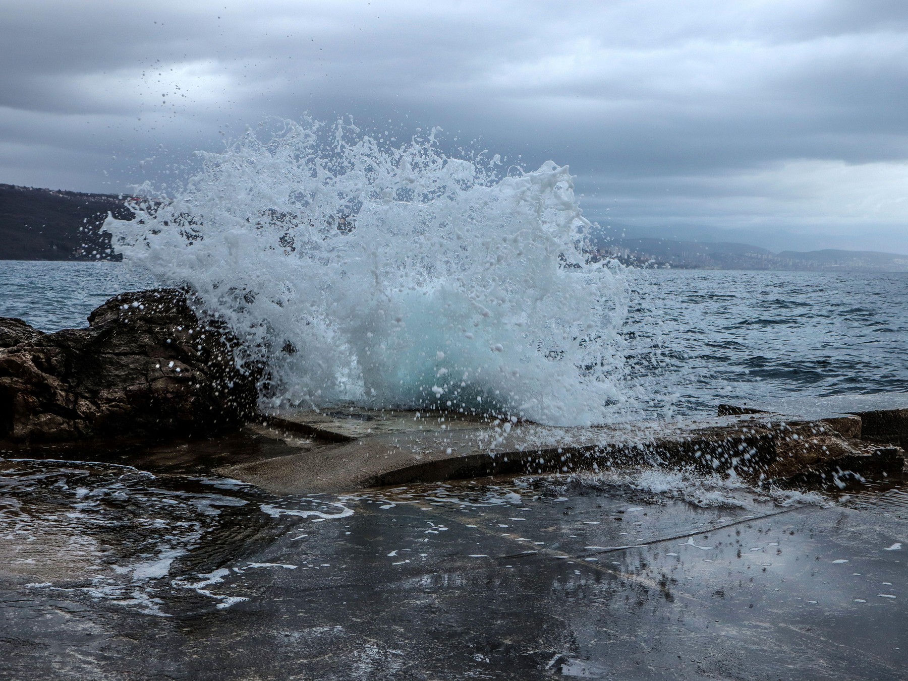 Hrvaška obala in visoki valovi