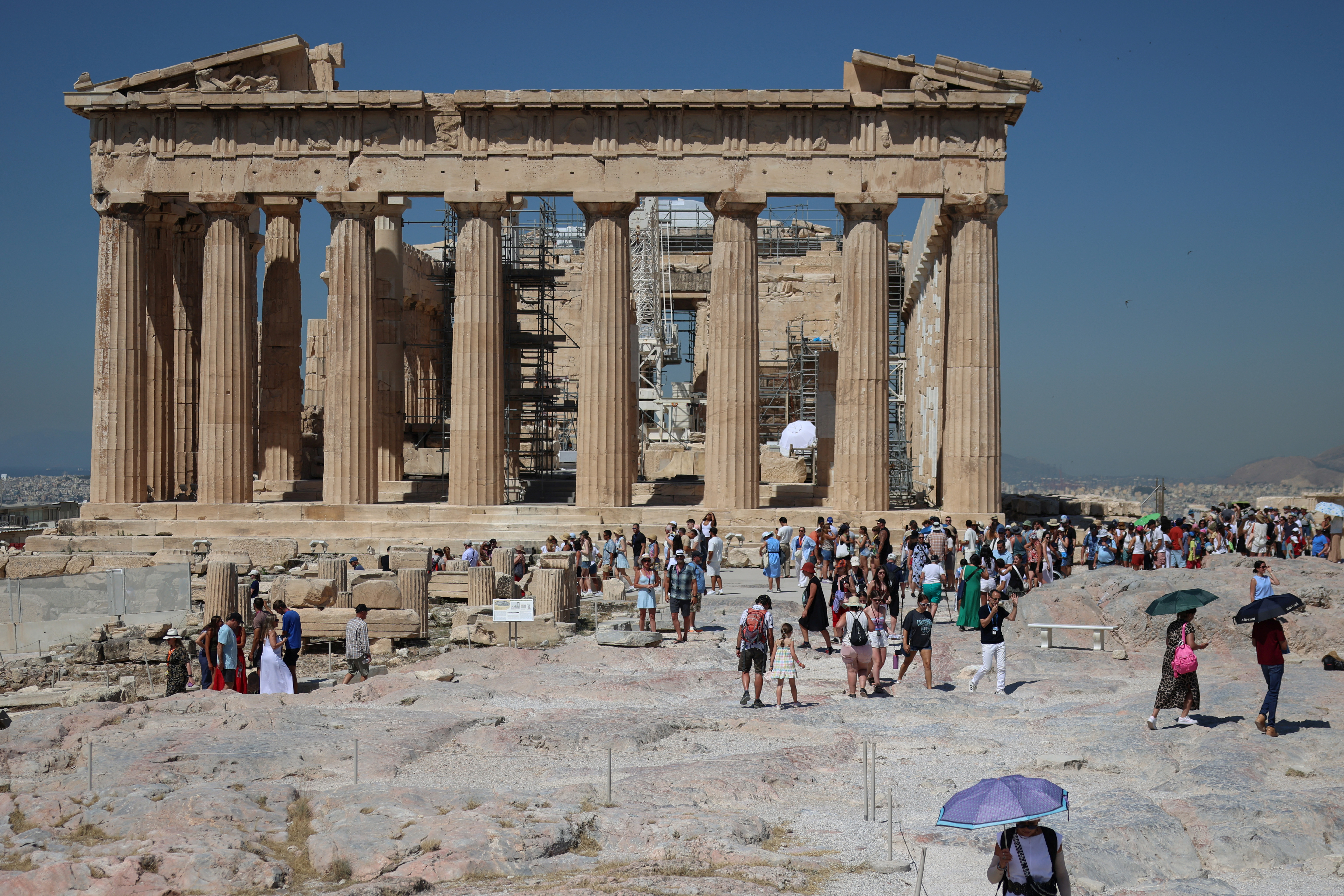 V Grčiji so se v najbolj vročih urah dneva odločili zapreti znamenito atensko Akropolo