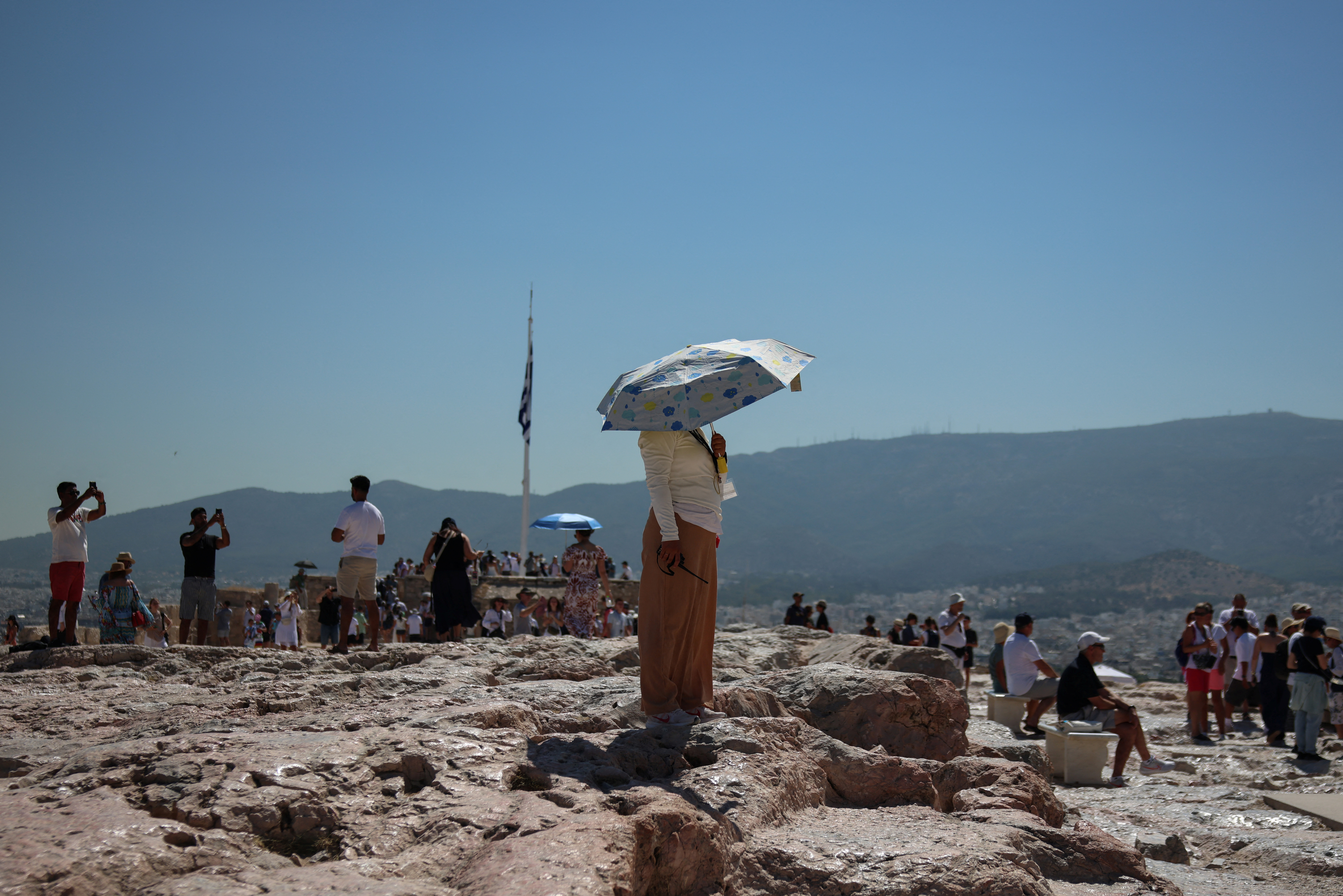 V Grčiji so se v najbolj vročih urah dneva odločili zapreti znamenito atensko Akropolo