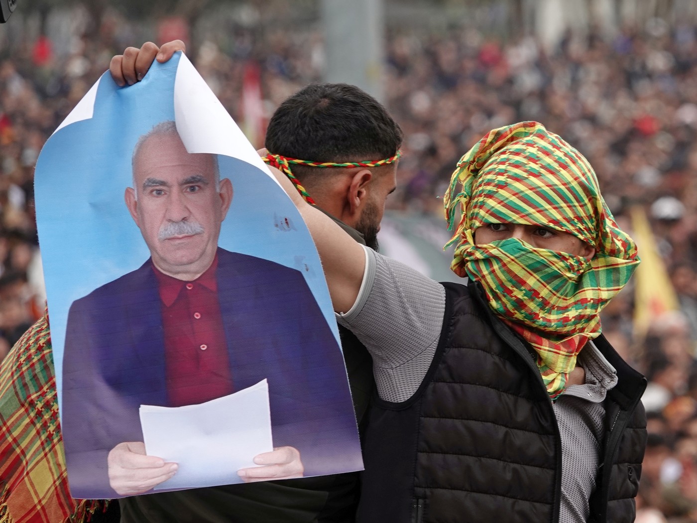 Kurdski protestnik drži fotografijo Abdulaha Ocalana