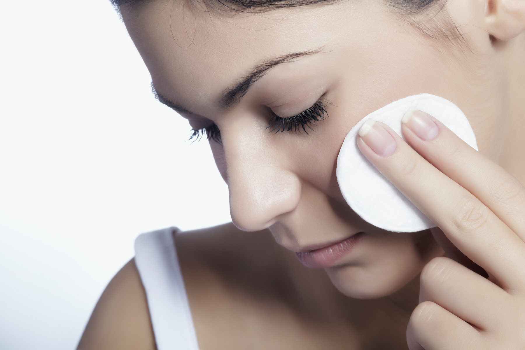 ženska ostranjuje ličila make up PROFIMEDIA