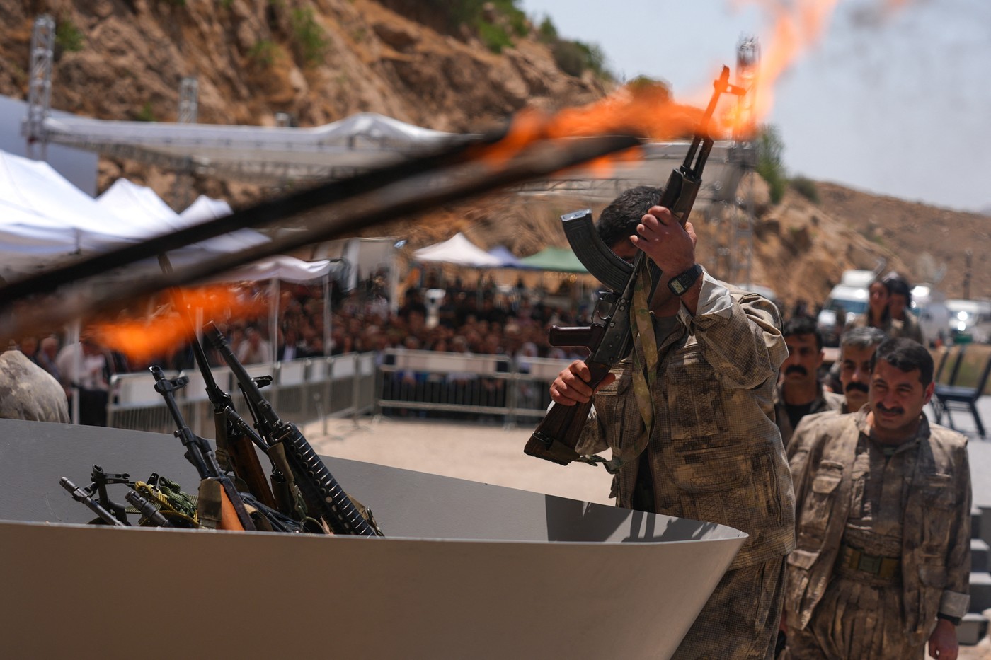 Borci in borke PKK predajajo in zažigajo orožje