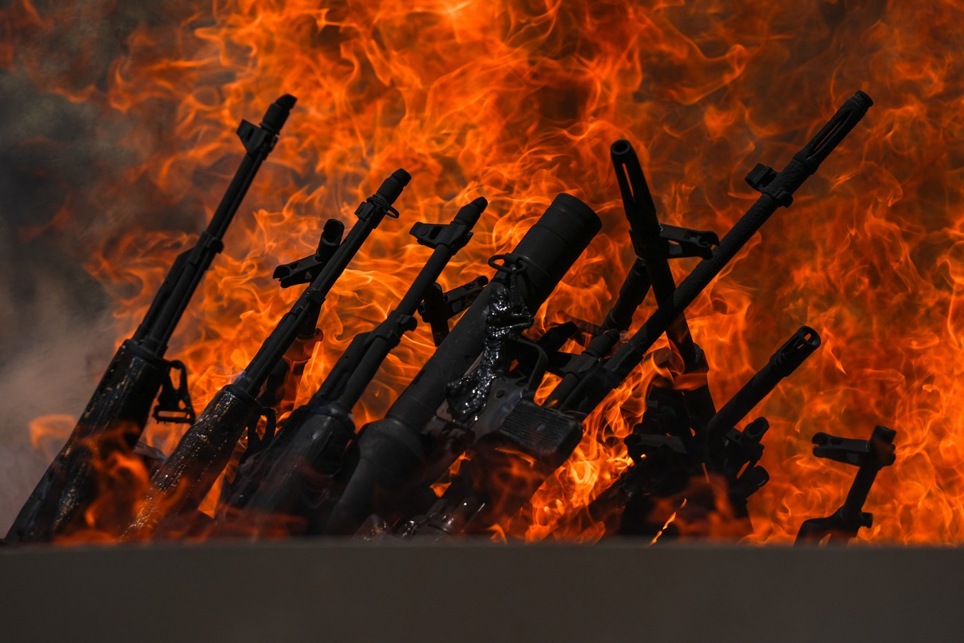 Borci in borke PKK predajajo in zažigajo orožje