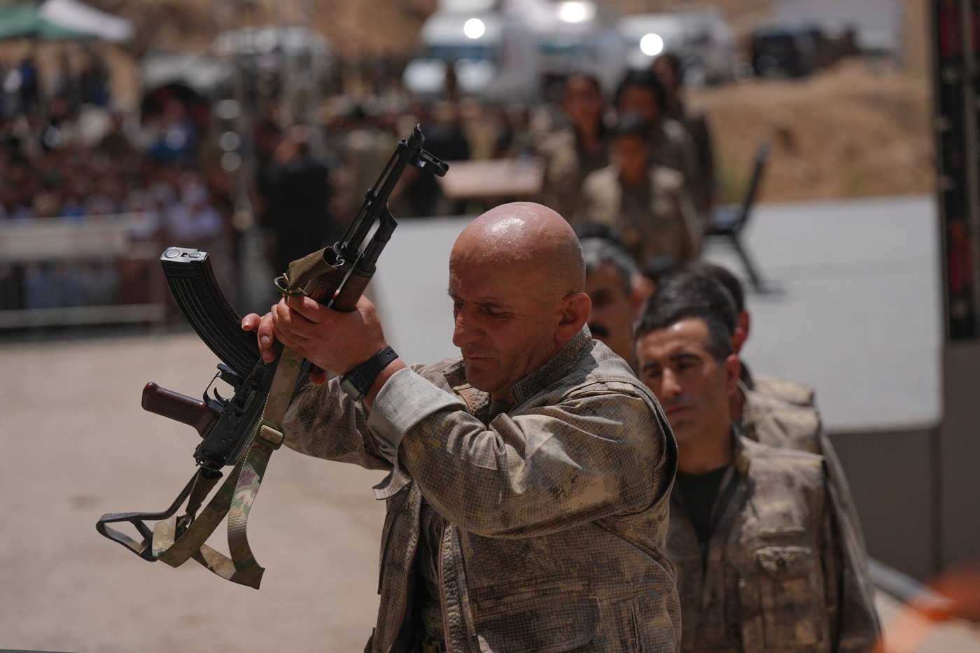 Borci in borke PKK predajajo in zažigajo orožje
