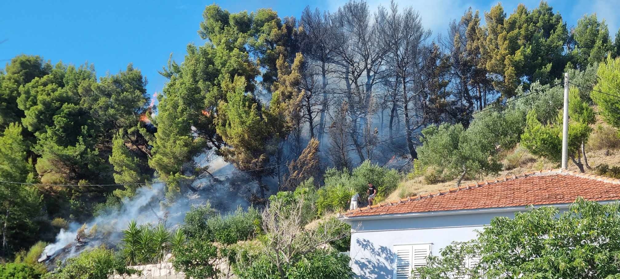 Požar med Podstrano in Svetim Martinom