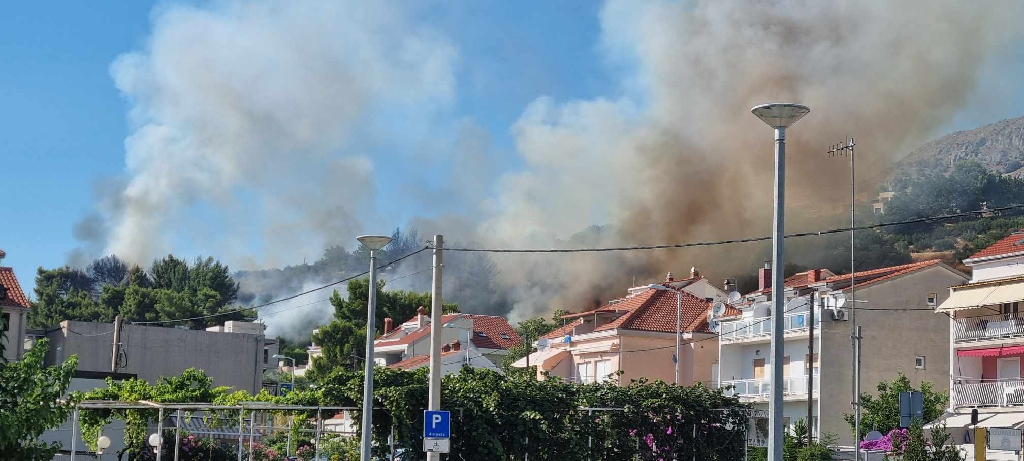 Požar med Podstrano in Svetim Martinom.
