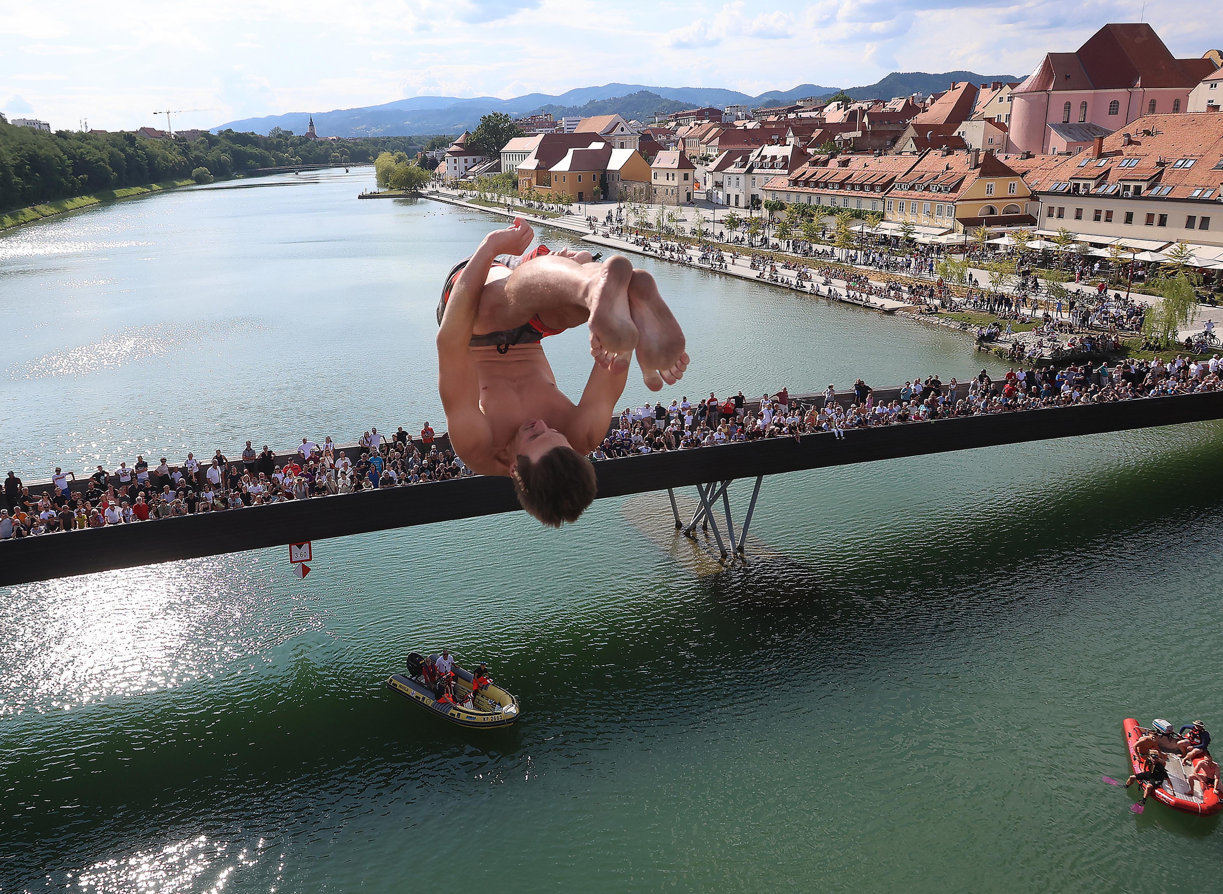 Akrobatski skoki v reko Dravo