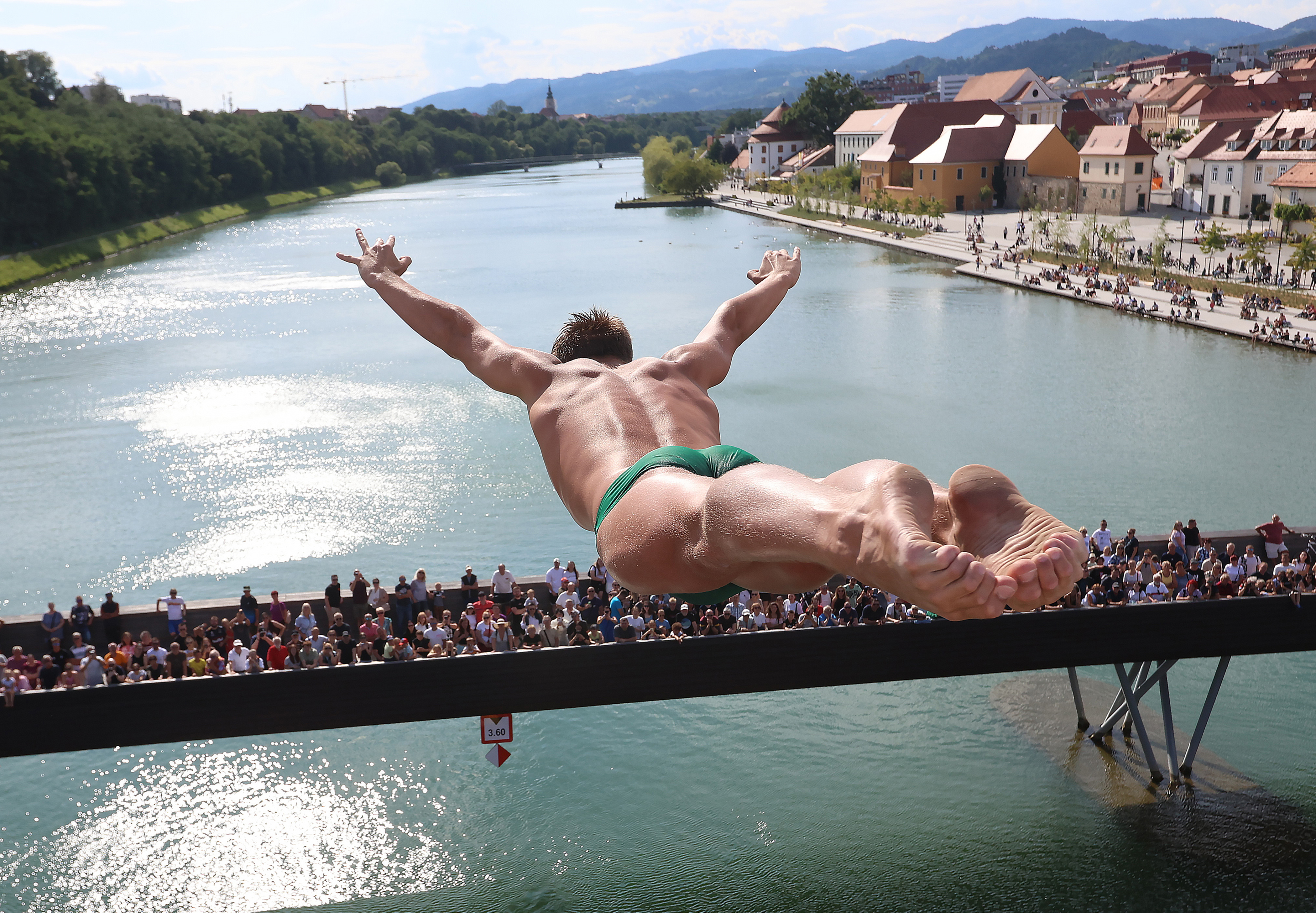 Akrobatski skoki v reko Dravo