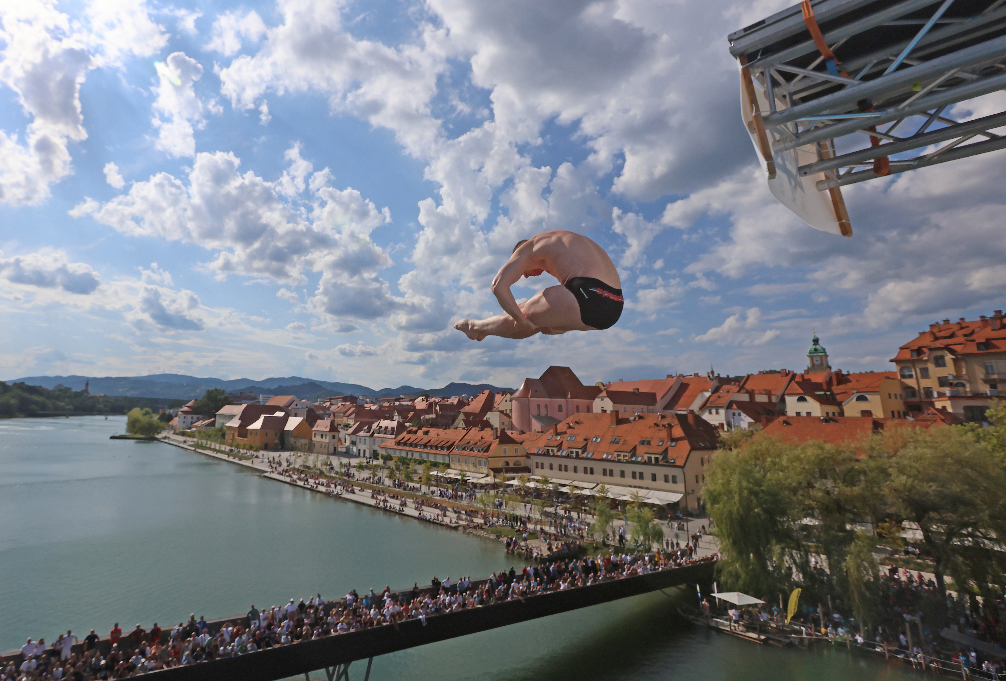 Akrobatski skoki v reko Dravo