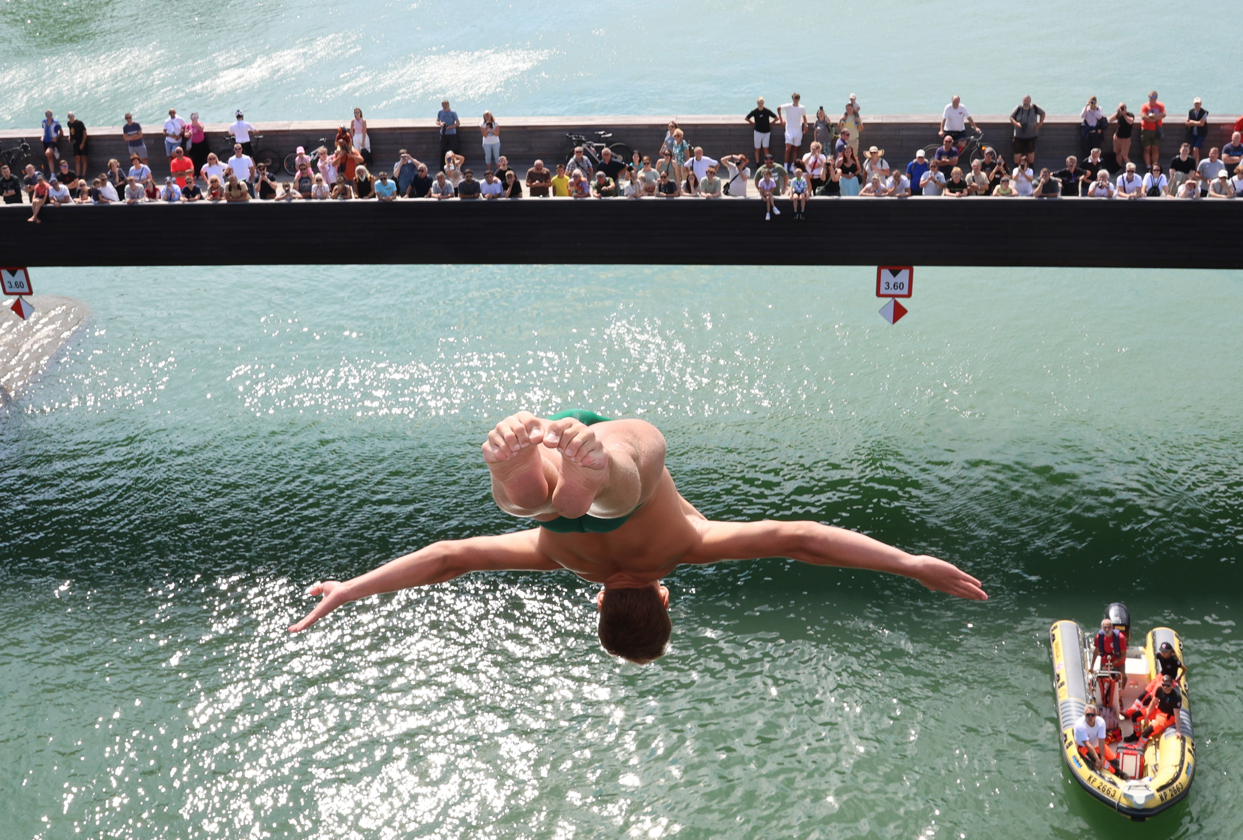 Akrobatski skoki v reko Dravo