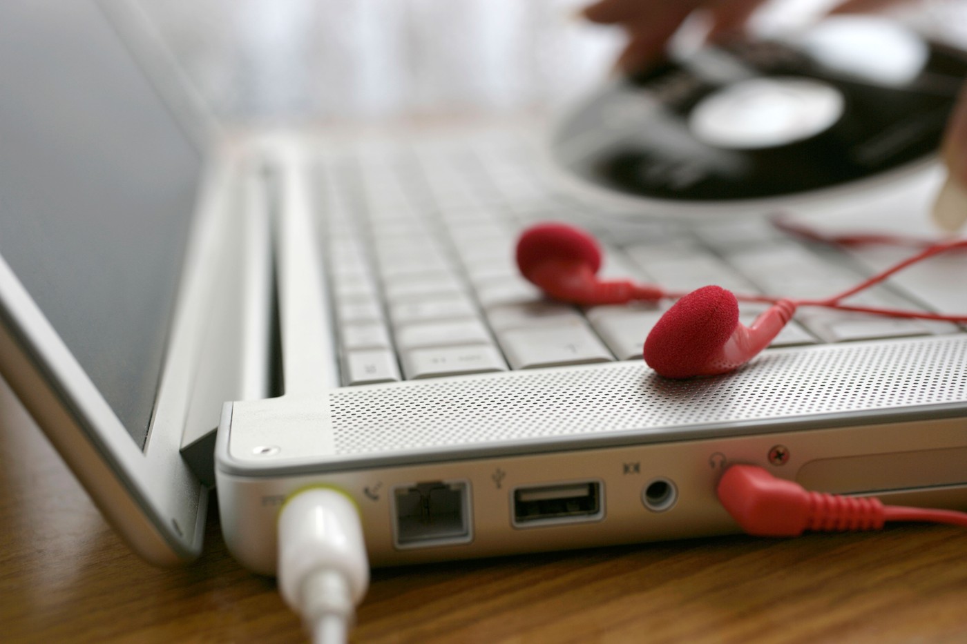 Poslušanje glasbe prek računalnika