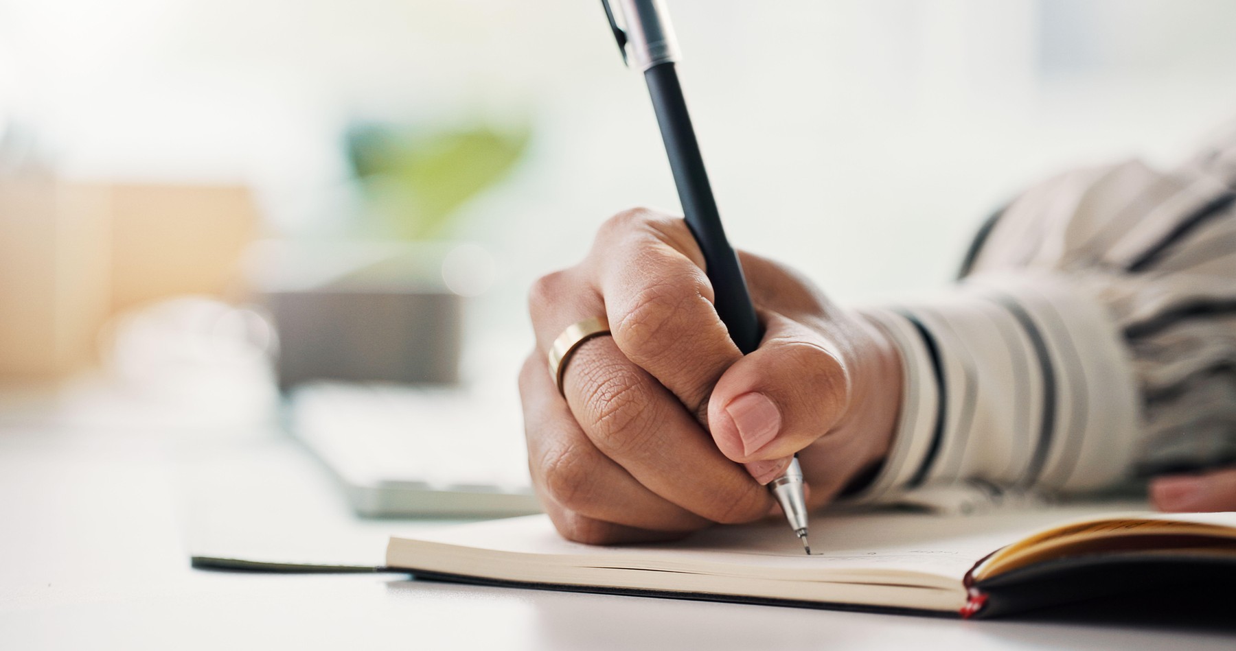 Ženska piše sporočilo na papir.