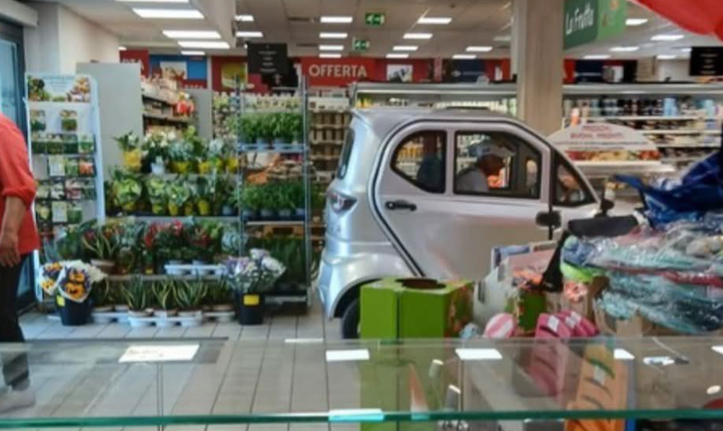 avto v trgovini Foto Zajem zaslona FACEBOOK