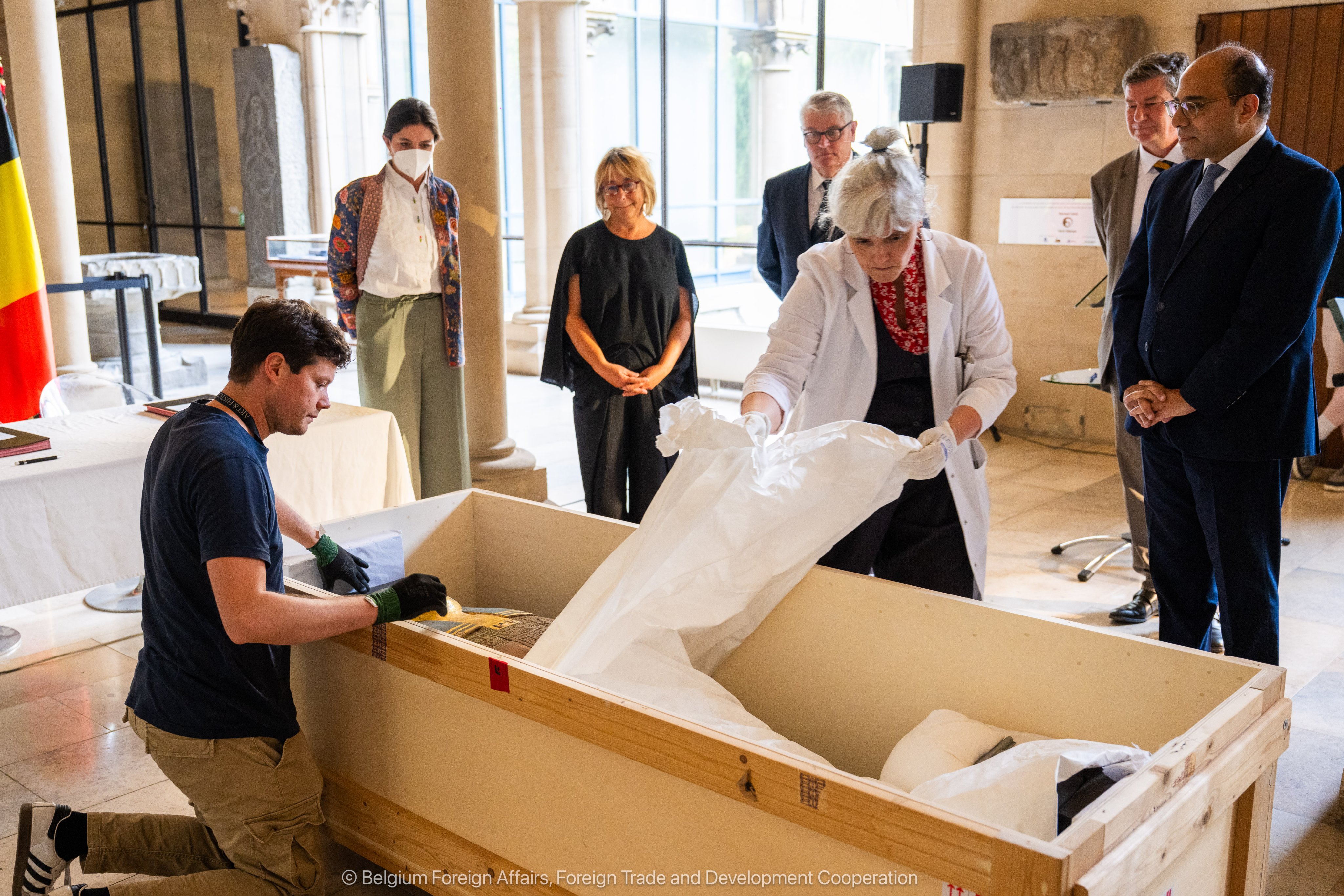 Belgija Egiptu vrnila 2000 let star sarkofag