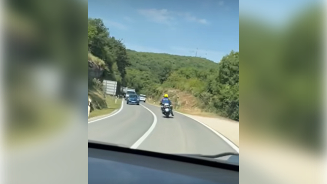 policist na motorju
