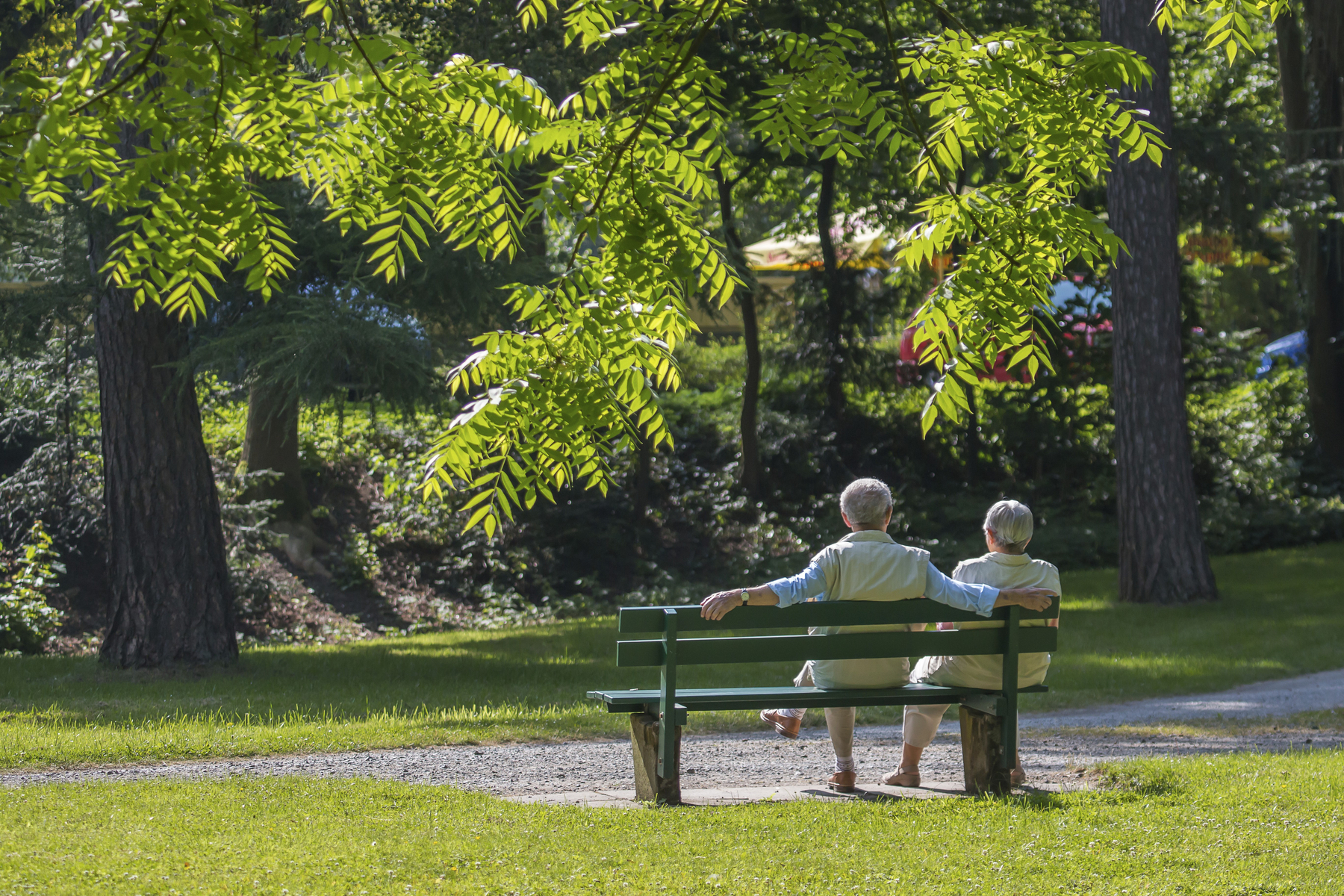 Upokojenca sedita na klopci v parku