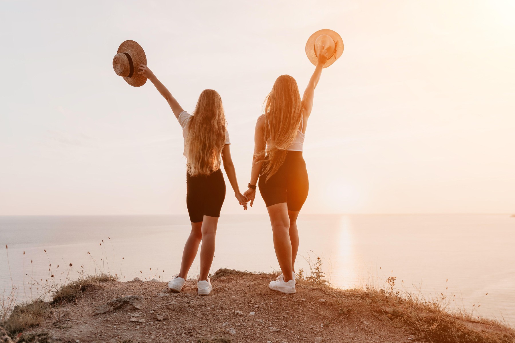 ženski poleti z rokami v zrak