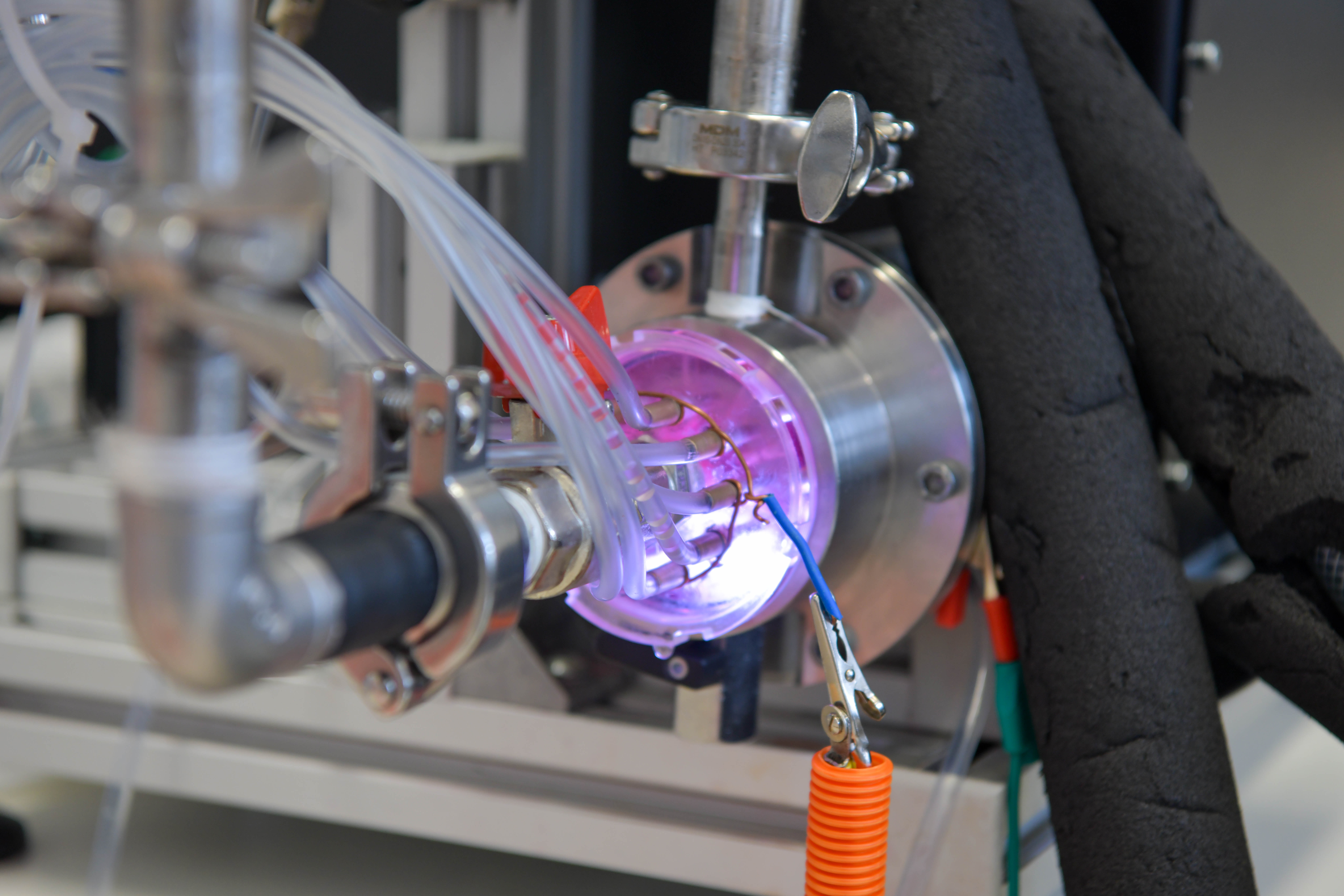 Naprava za čiščenje vode, ki združuje kavitacijo in netermično plazmo