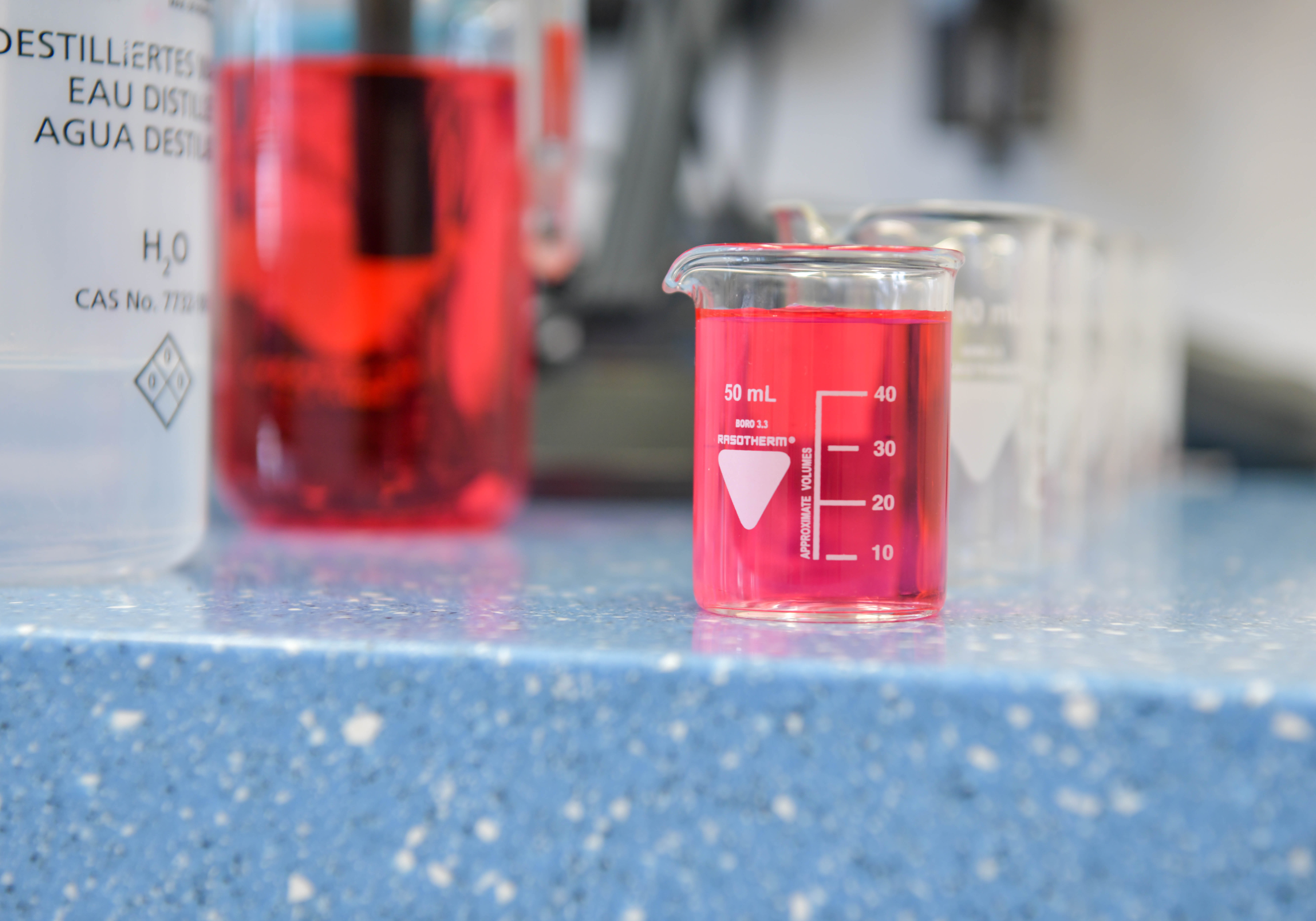 Časa v laboratoriju z rdečkasto tekočino