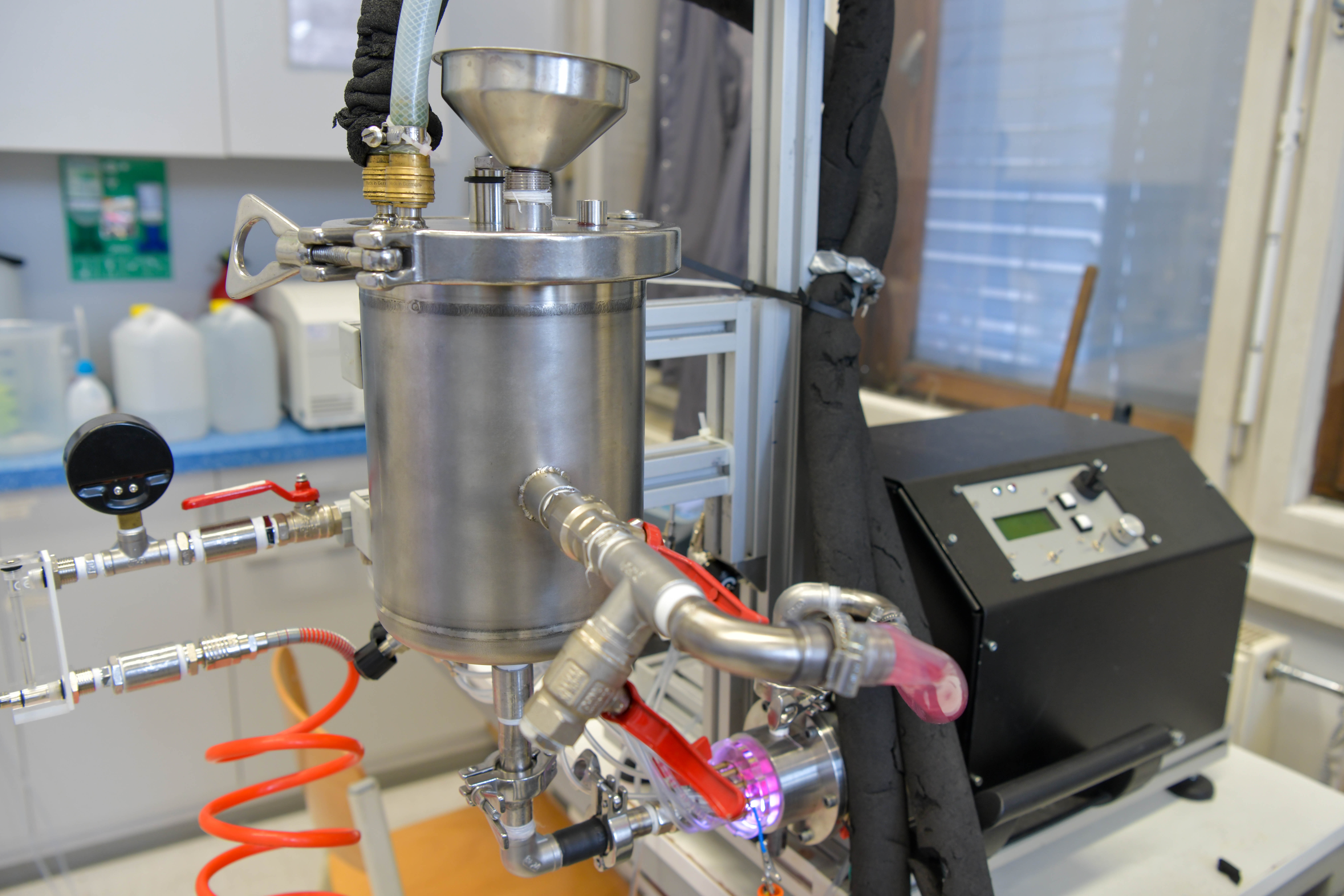 Naprava za čiščenje vode, ki združuje kavitacijo in netermično plazmo