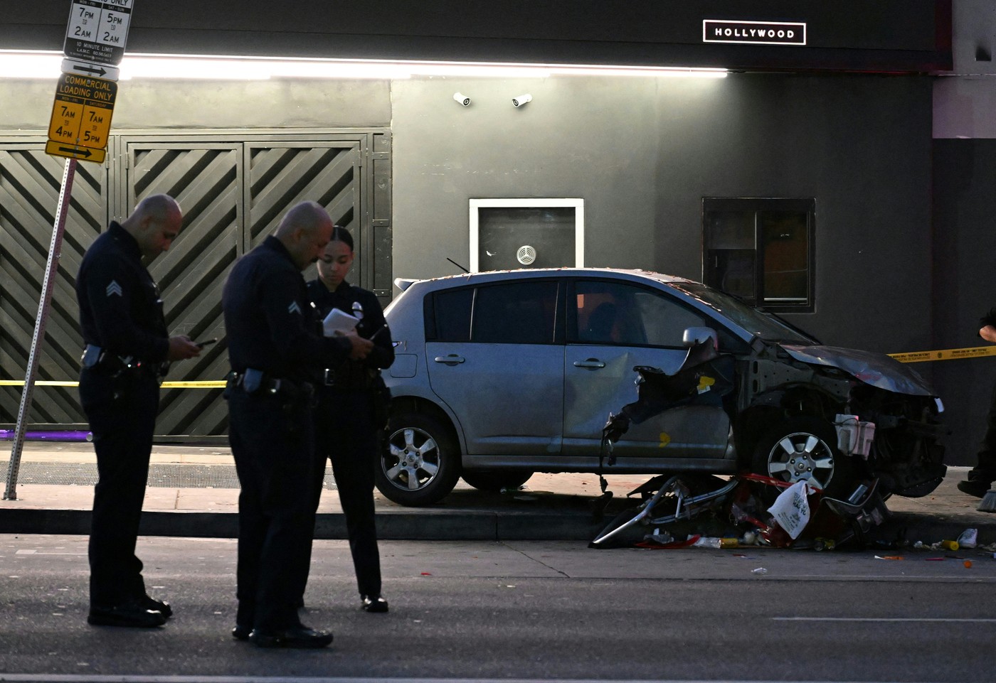 Voznik v Los Angelesu zapeljal v množico