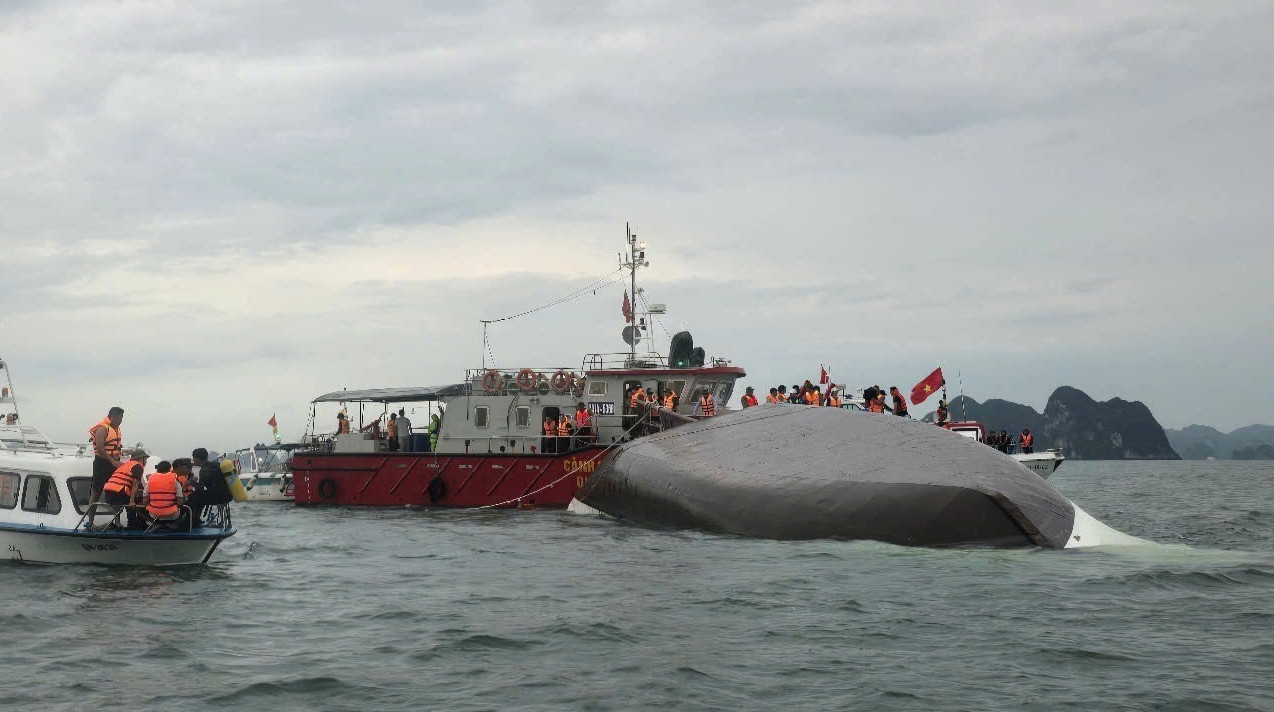 Nesreča ladje v zalivu Ha Long v Vietnamu