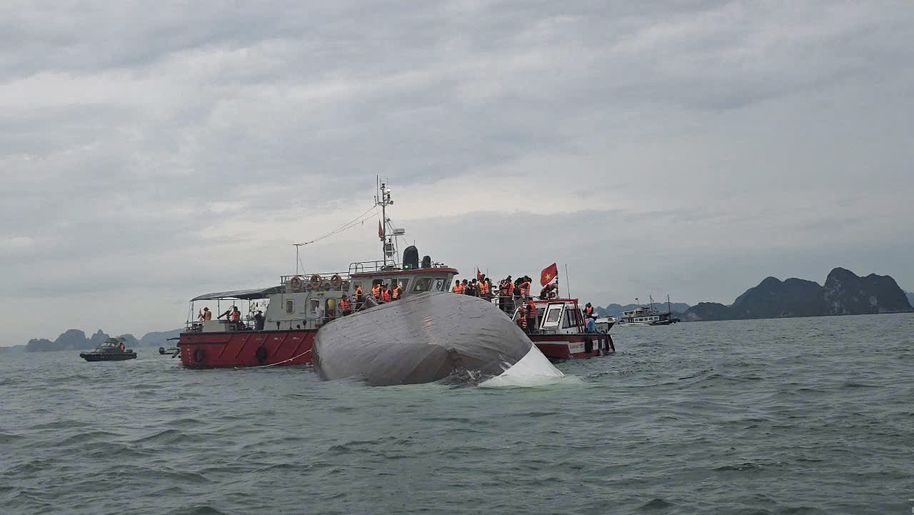 Nesreča ladje v zalivu Ha Long v Vietnamu