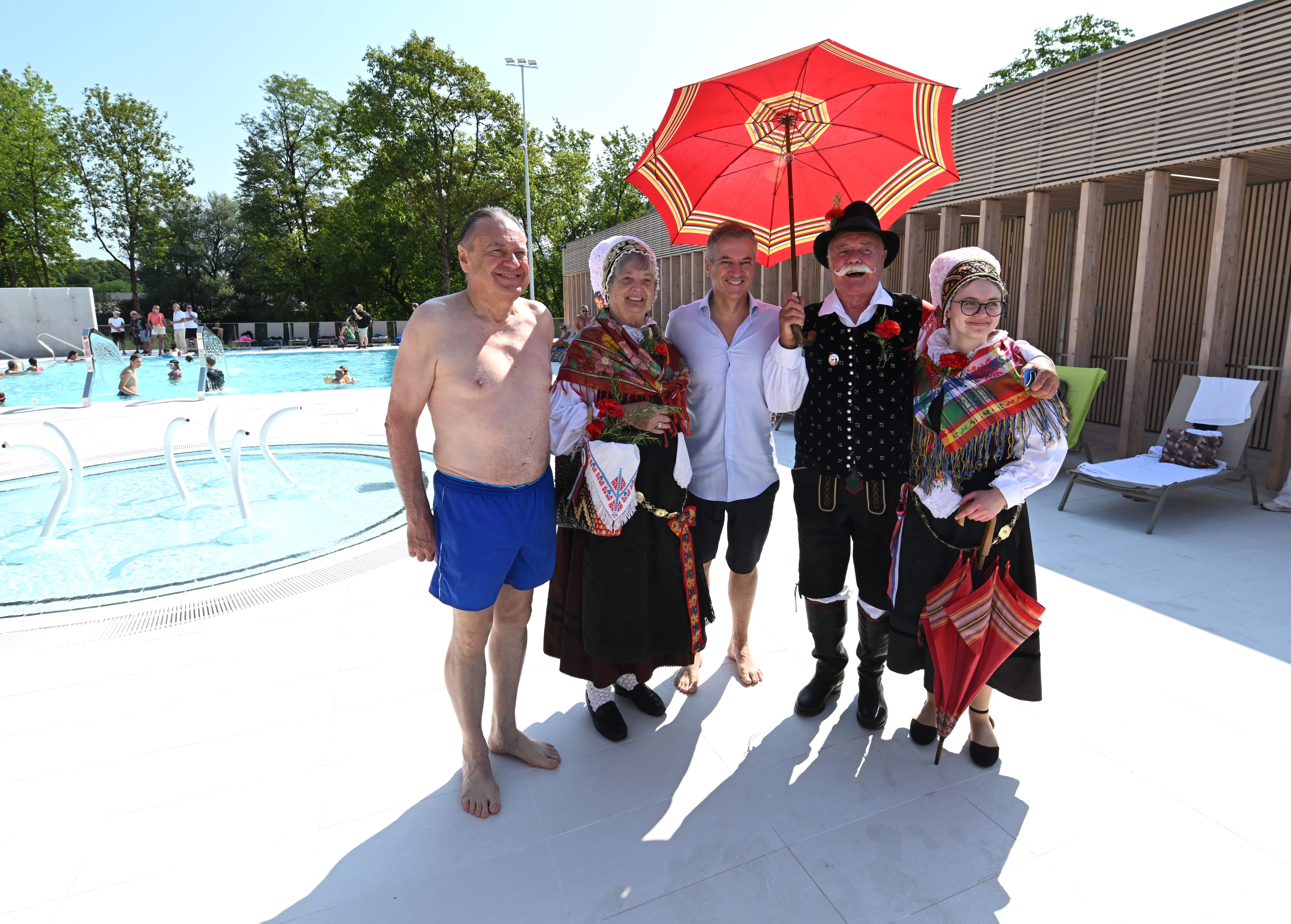 V novem ljubljanskem bazenu zaplavala tudi premier Golob in župan Janković