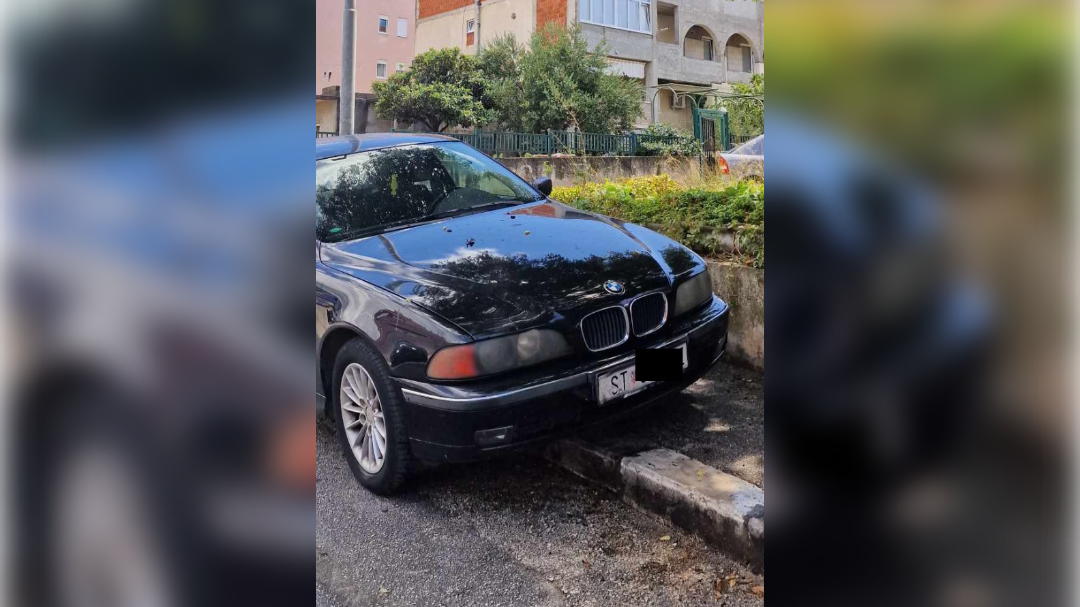 avto parkiran na pločniku