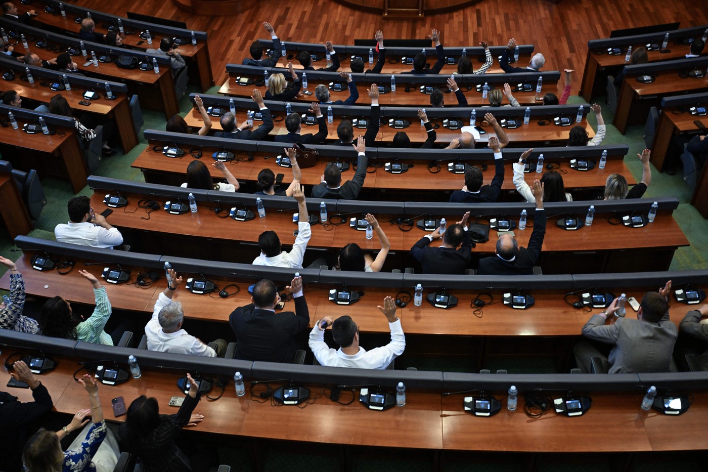 Poslanci kosovskega parlamenta