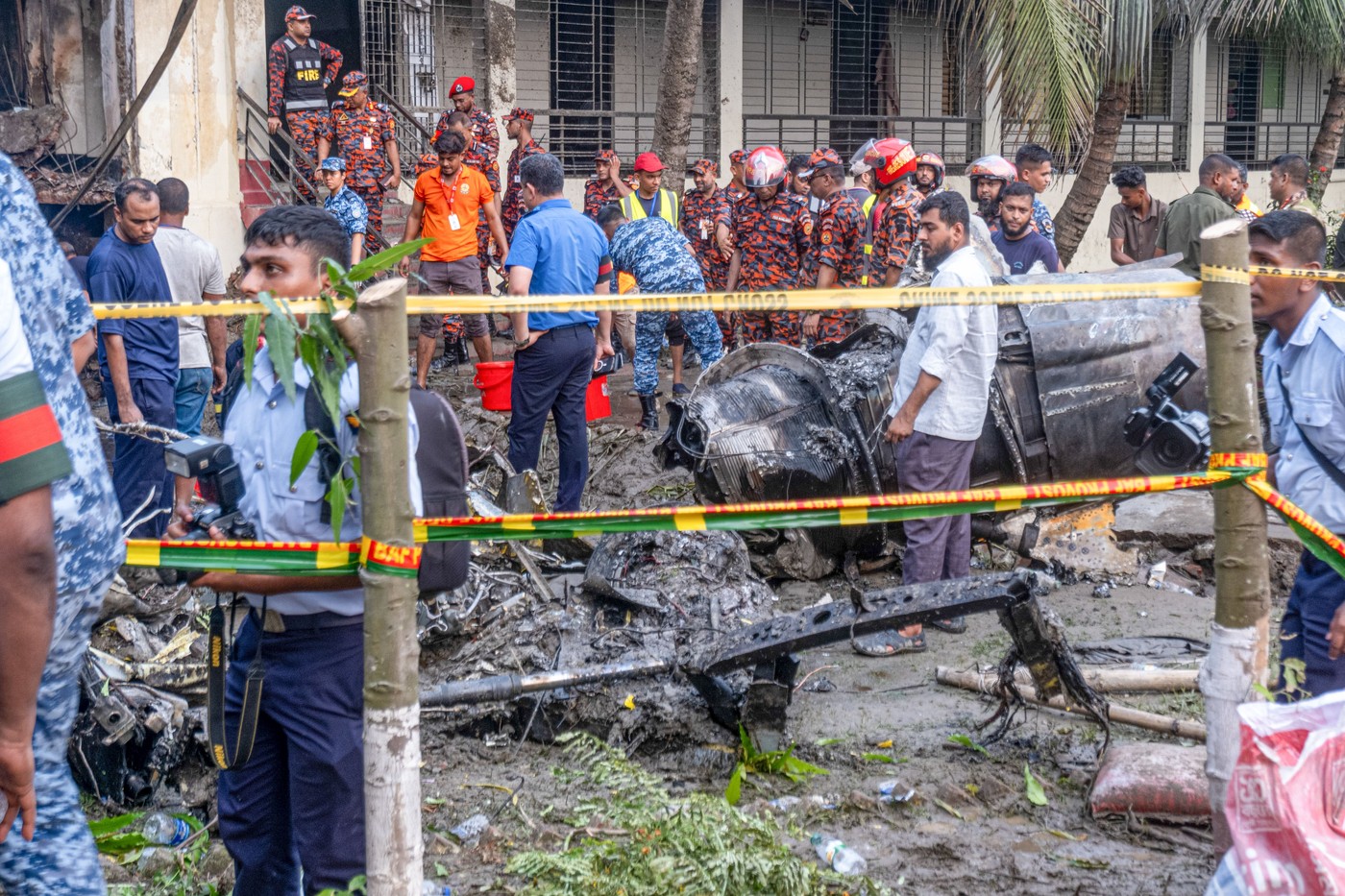 Strmoglavljenje vojaškega letala na šolo v Bangladešu