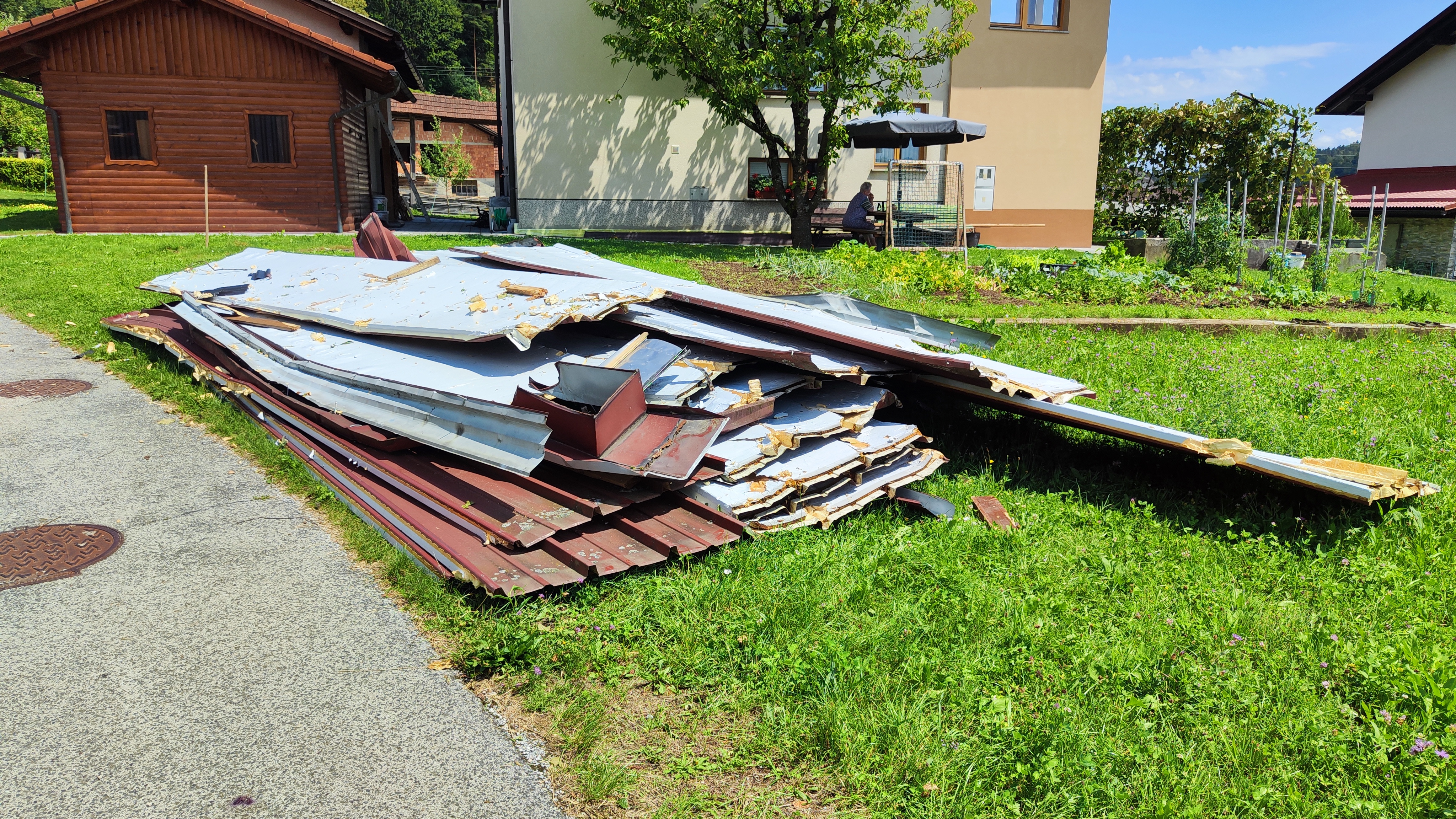 Posledice neurja v vasi Podolnica