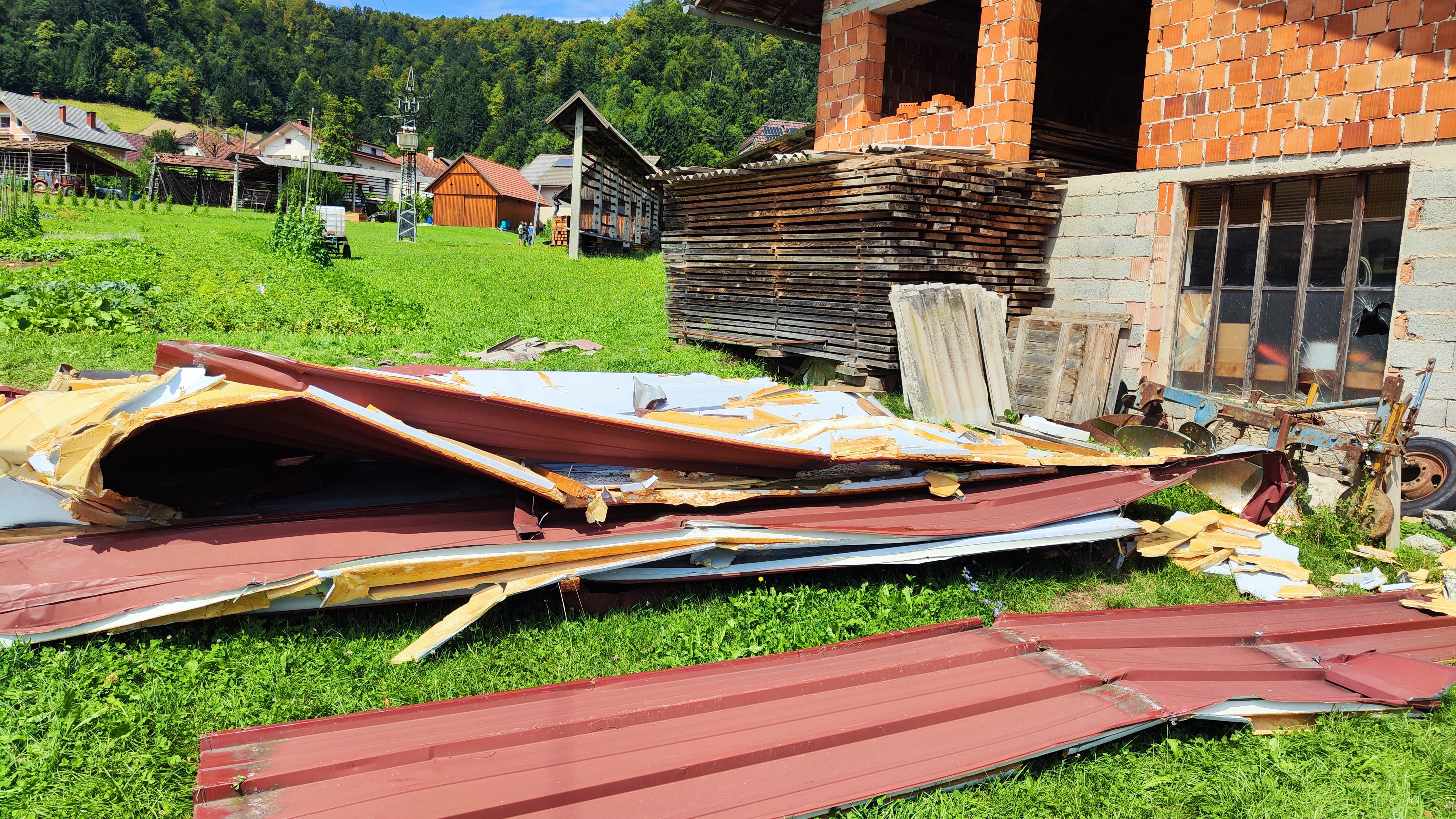 Posledice neurja v vasi Podolnica