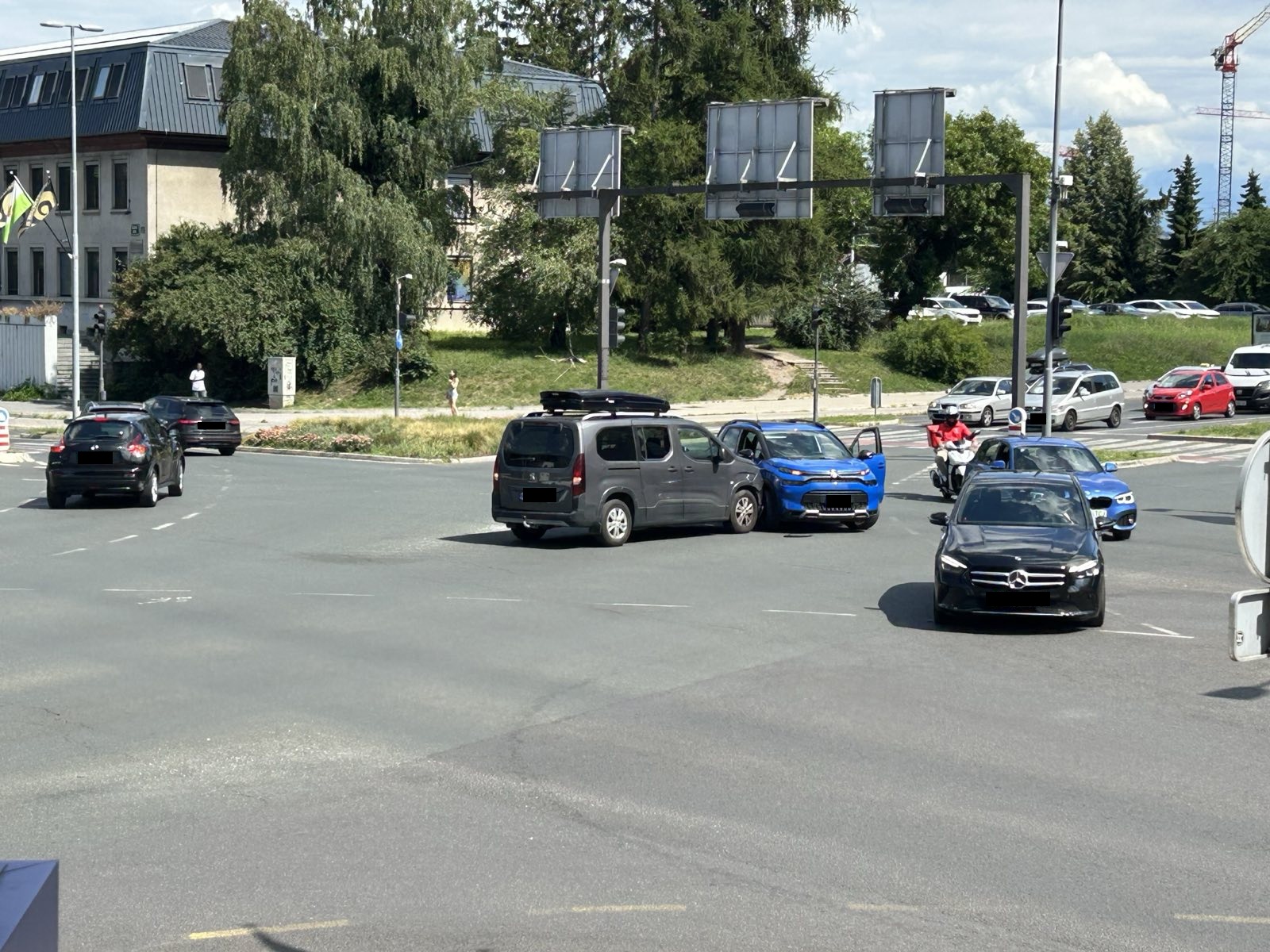 Prometna nesreča v križišču s Tivolsko