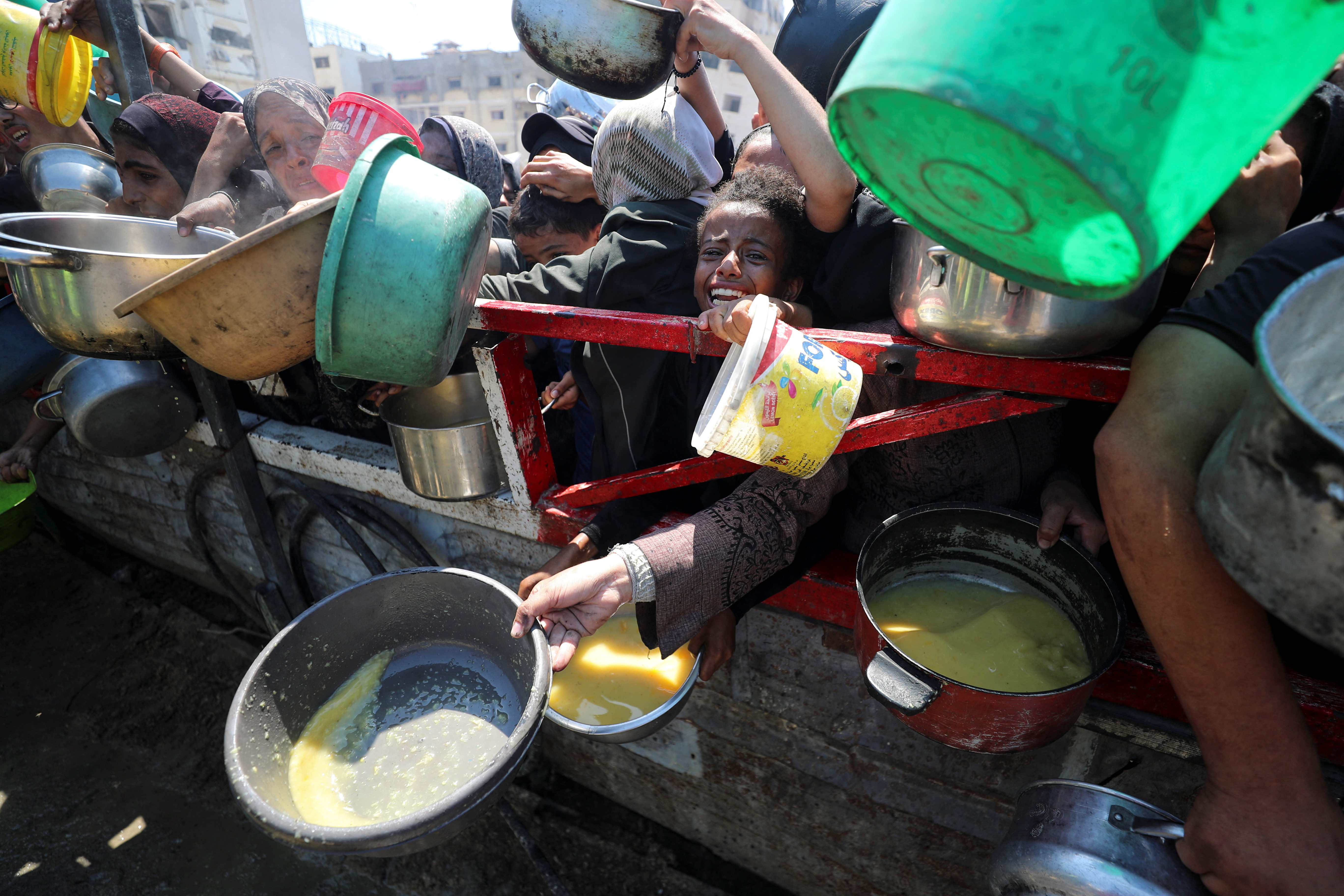 Palestinci čakajo na dobavo hrane