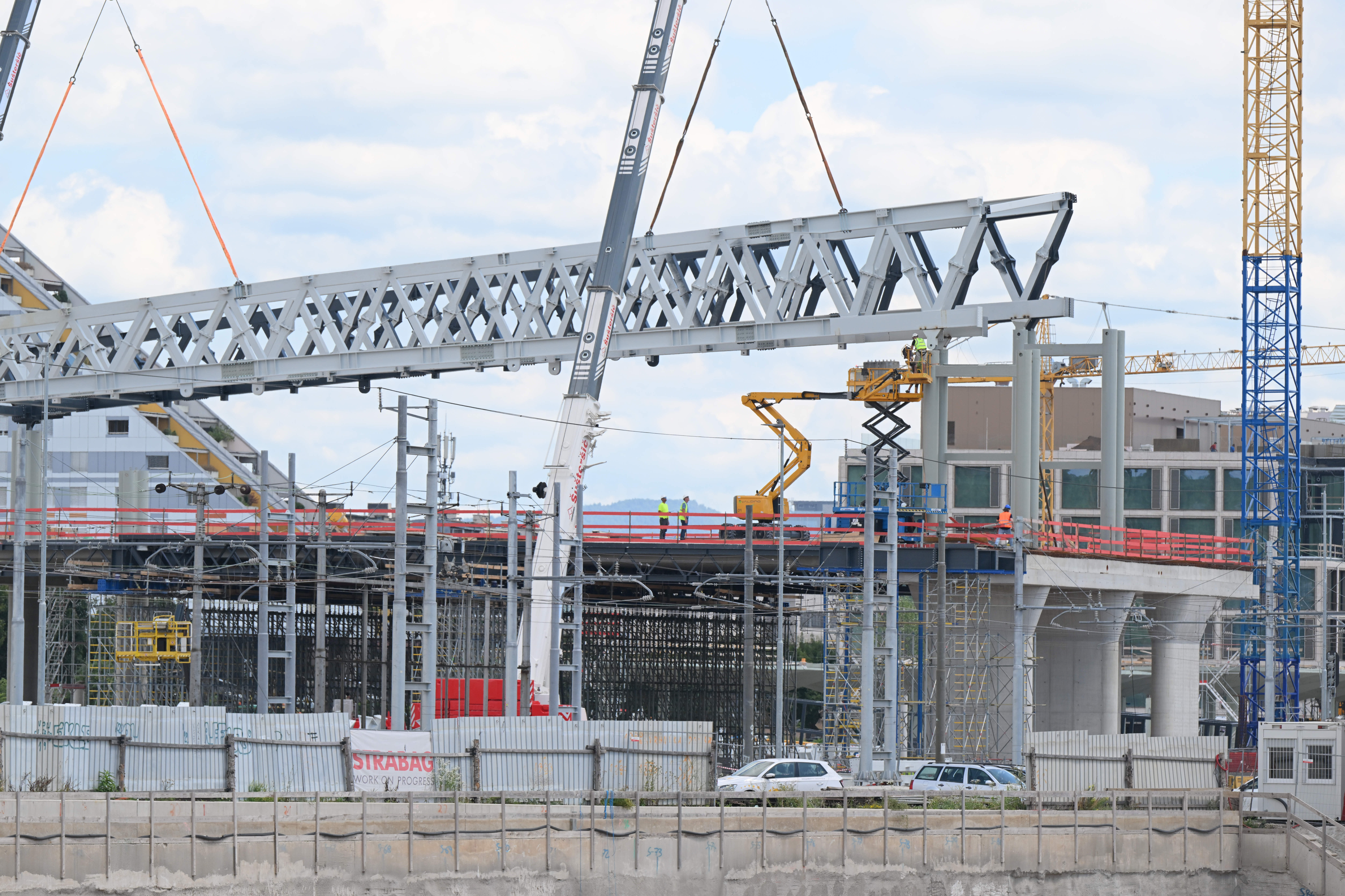 Montaža konstrukcije za streho nove železniške postaje v Ljubljani