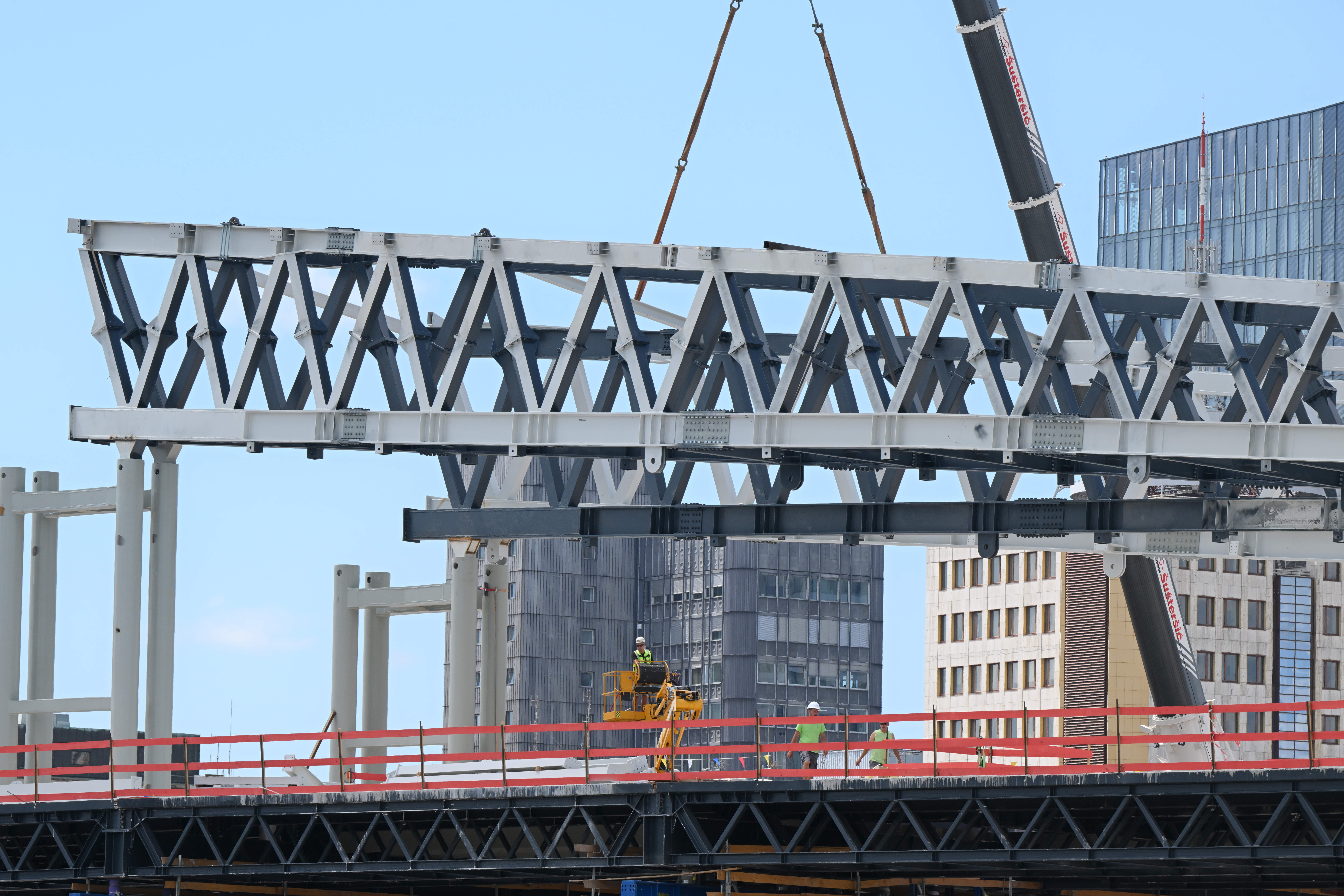 Montaža konstrukcije za streho nove železniške postaje v Ljubljani