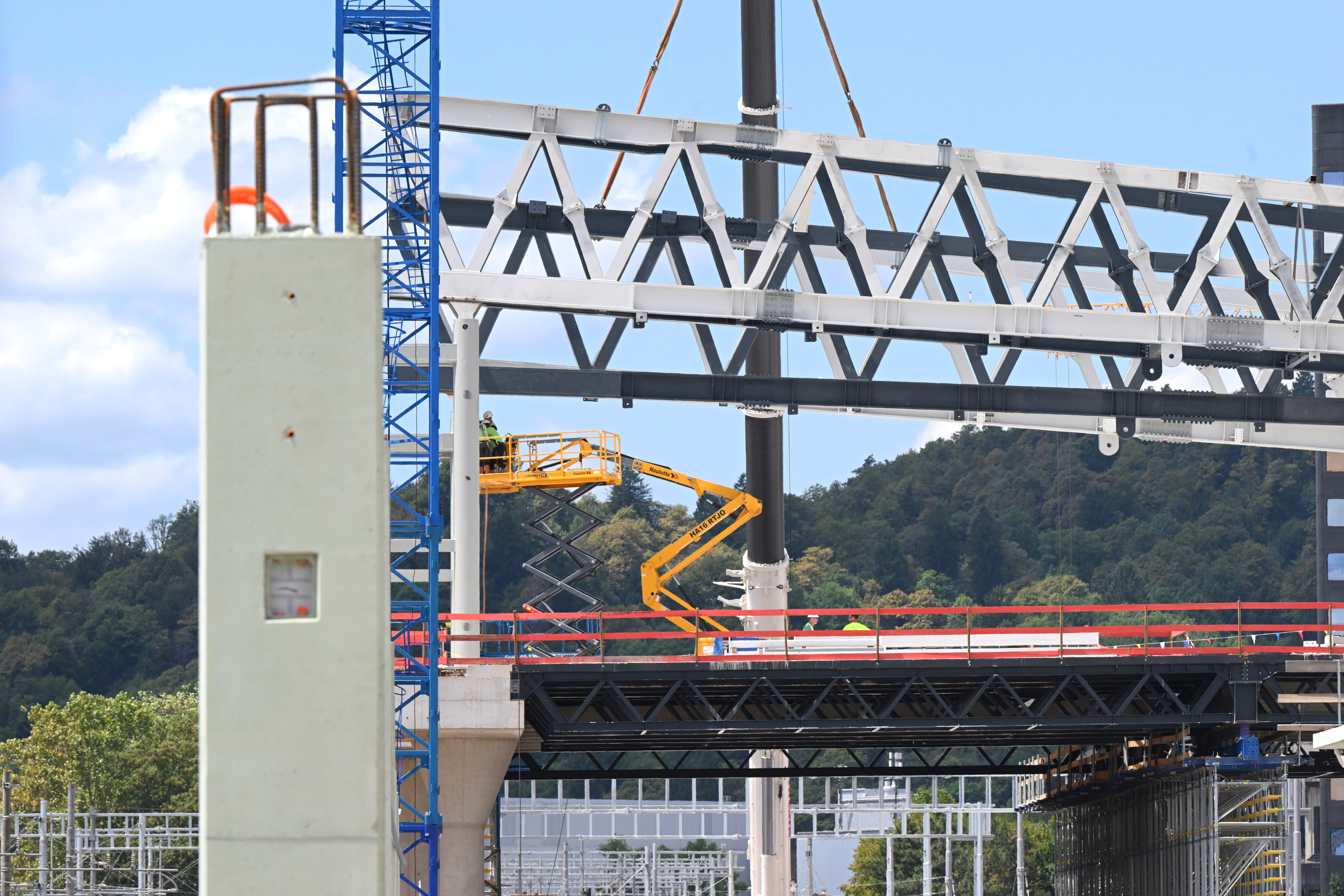 Montaža konstrukcije za streho nove železniške postaje v Ljubljani