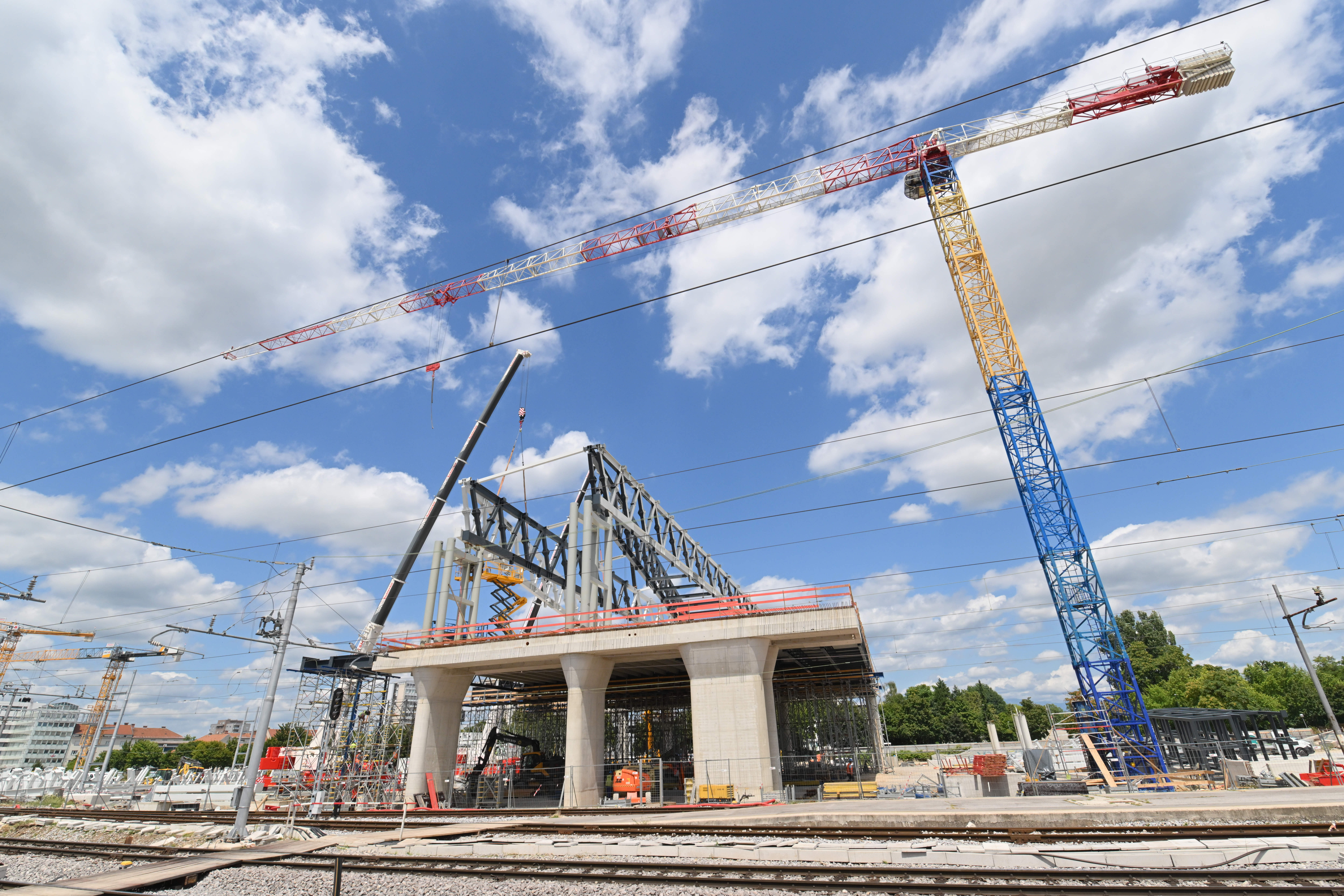 Montaža konstrukcije za streho nove železniške postaje v Ljubljani