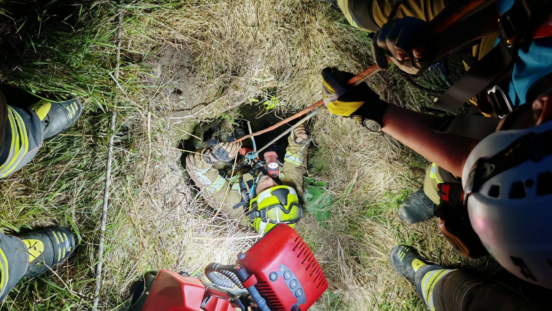 Reševanje kozličkov iz jame.