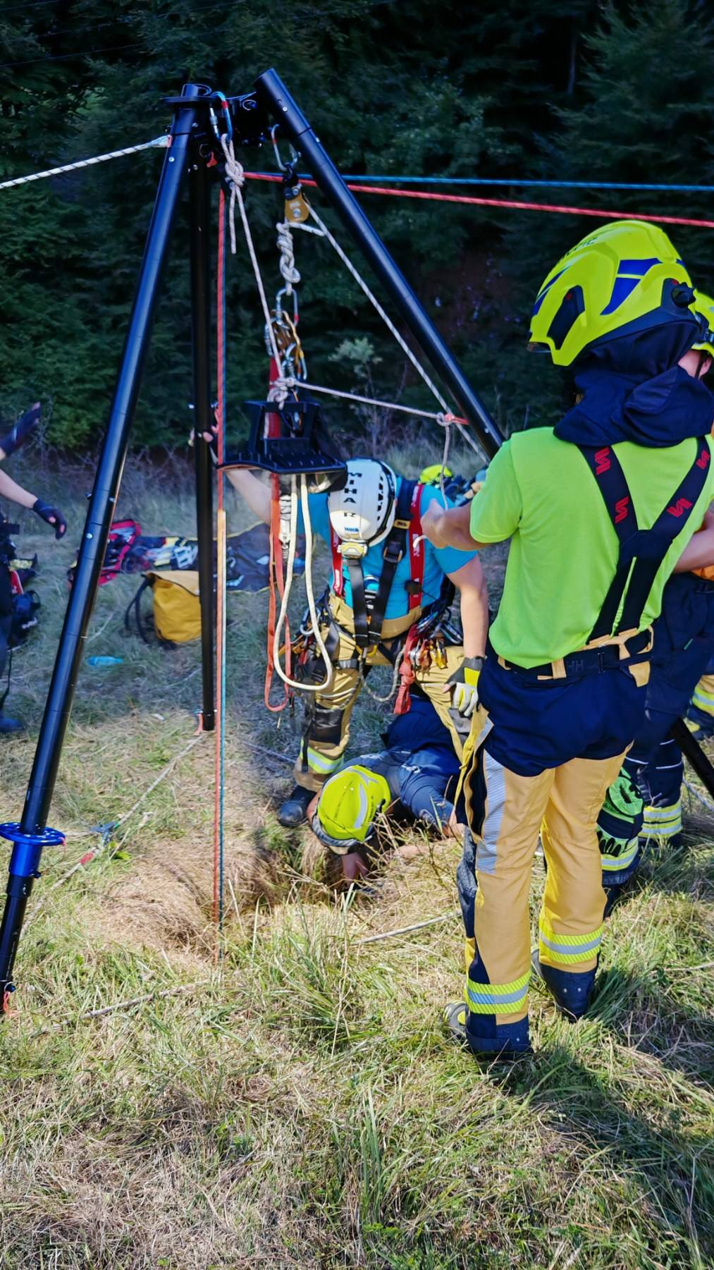 Reševanje kozličkov iz jame.