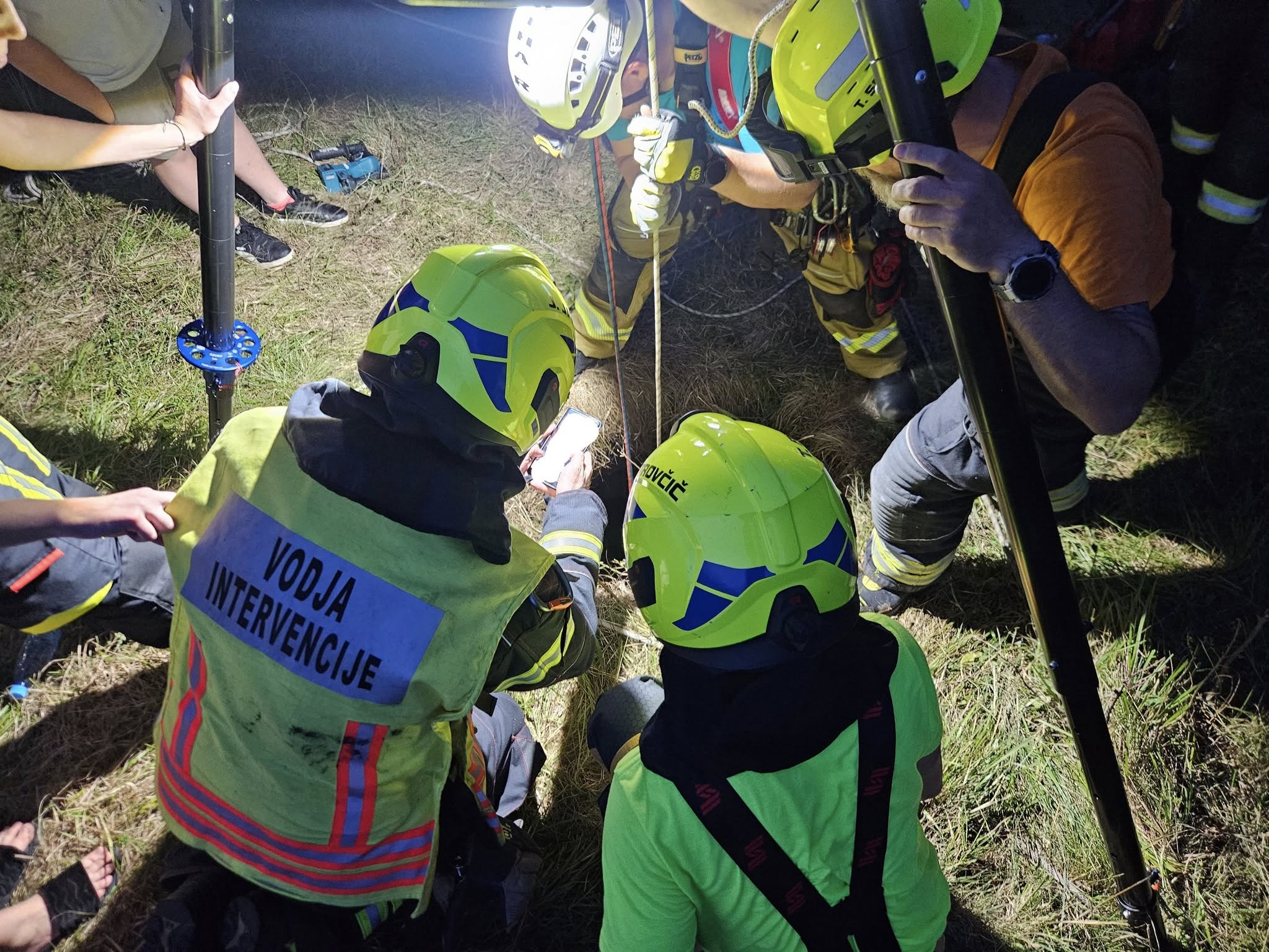 Reševanje kozličkov iz jame.