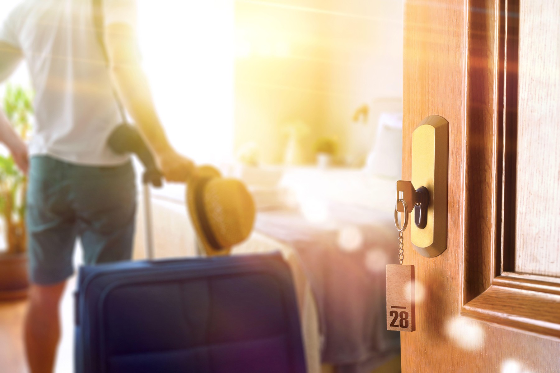 gost je prišel v hotelsko sobo