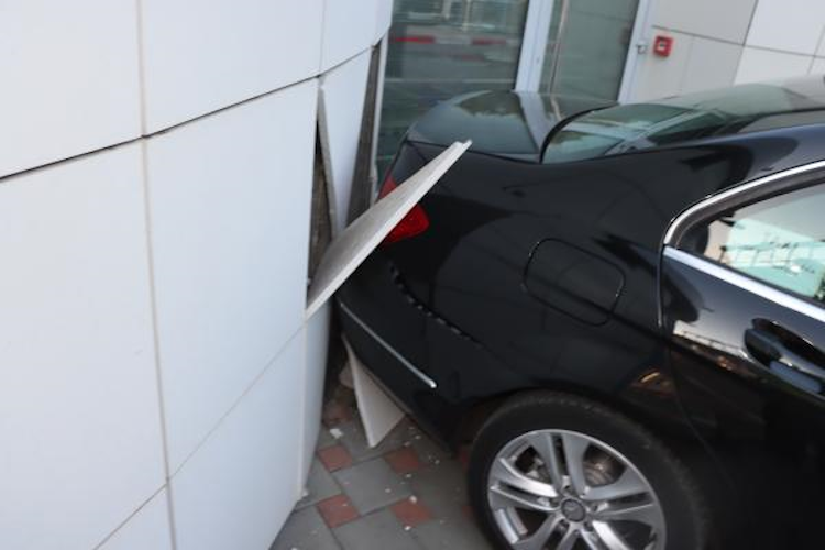 Avtomobil trčil v zgradbo.