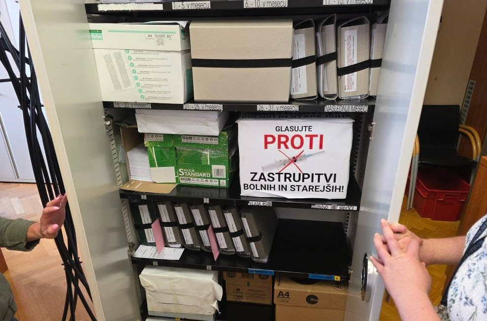 Aleš Primc s podpisi proti zakonu o pomoči pri prostovoljnem končanju življenja