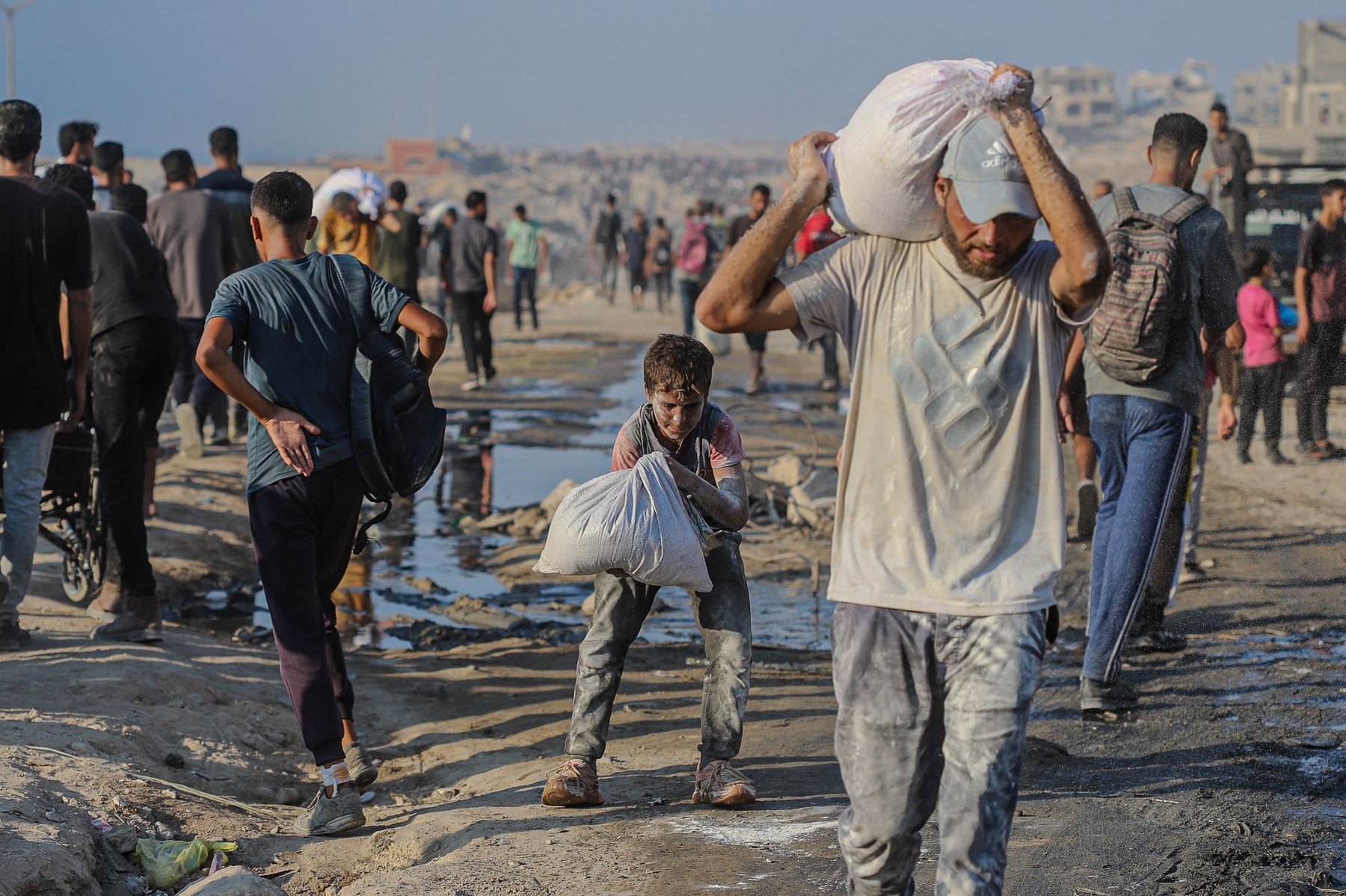 Palestinci prenašajo humanitarno pomoč