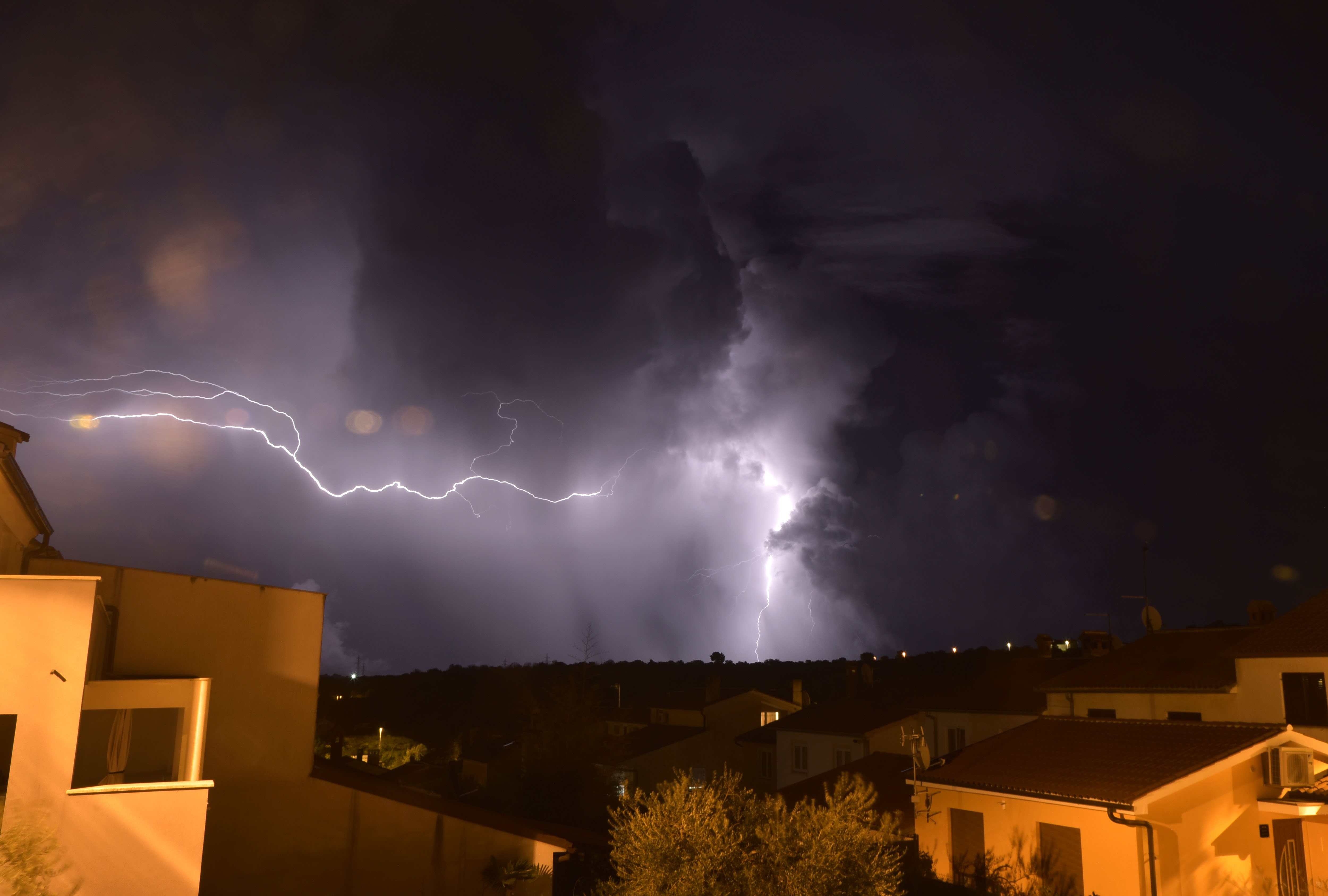 Nevihta in strele nad Pulo